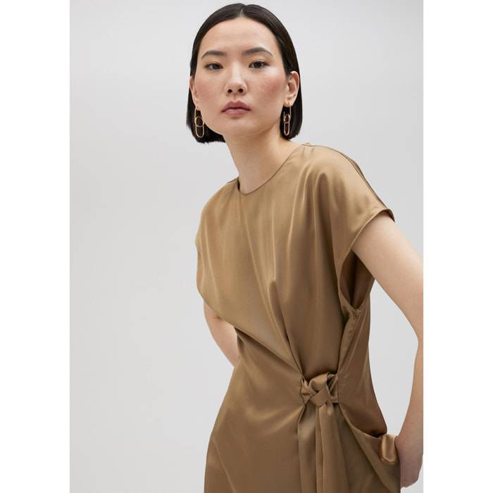 Camicetta satinata legata in vita