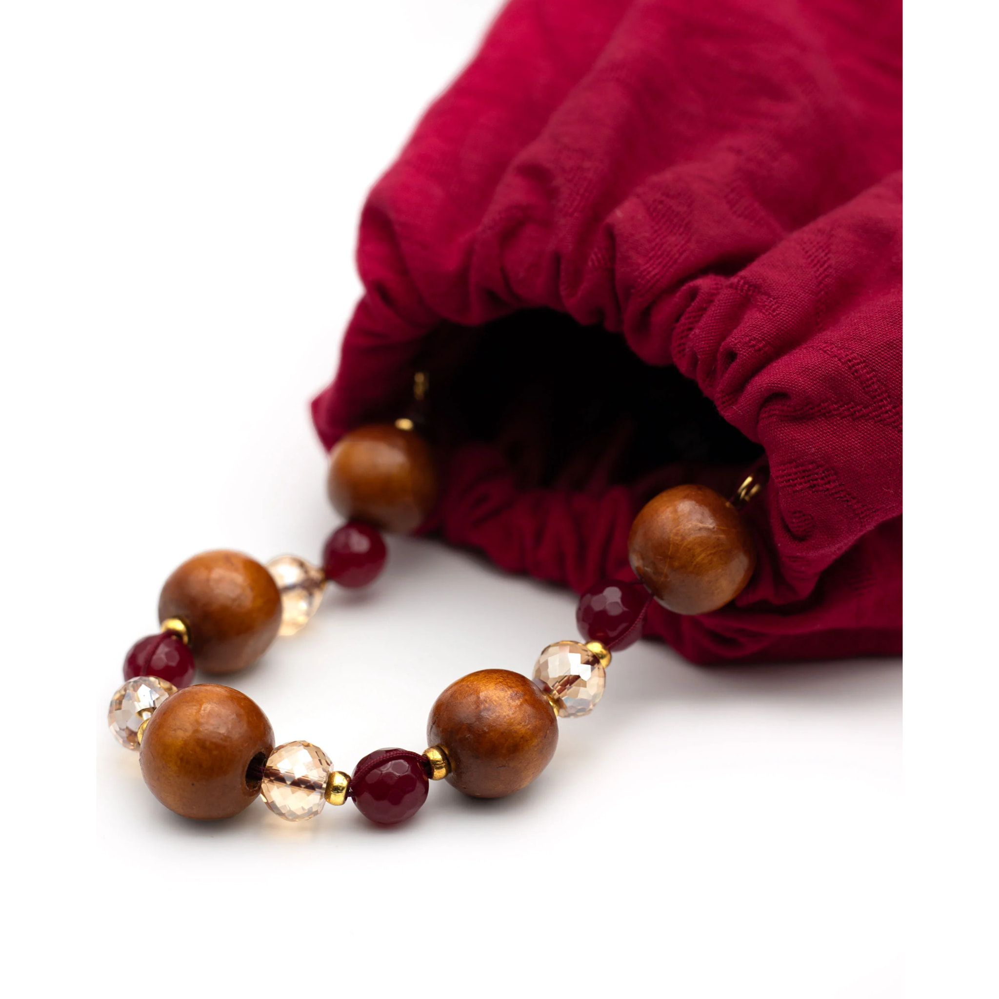 Bolso de mano con asa de piedras
