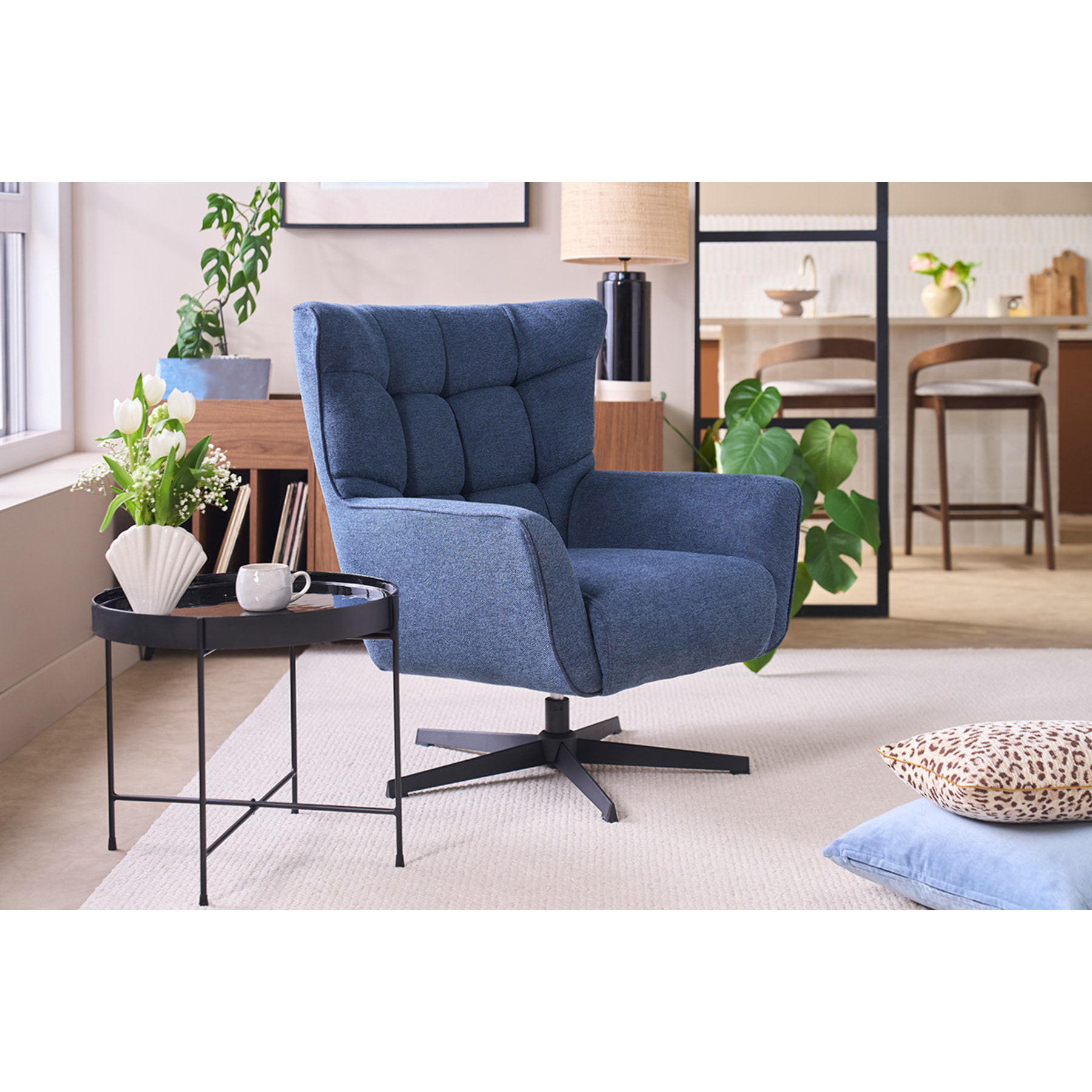 Fauteuil scandinave pivotant en tissu effet velours texturé bleu foncé et métal AVERY