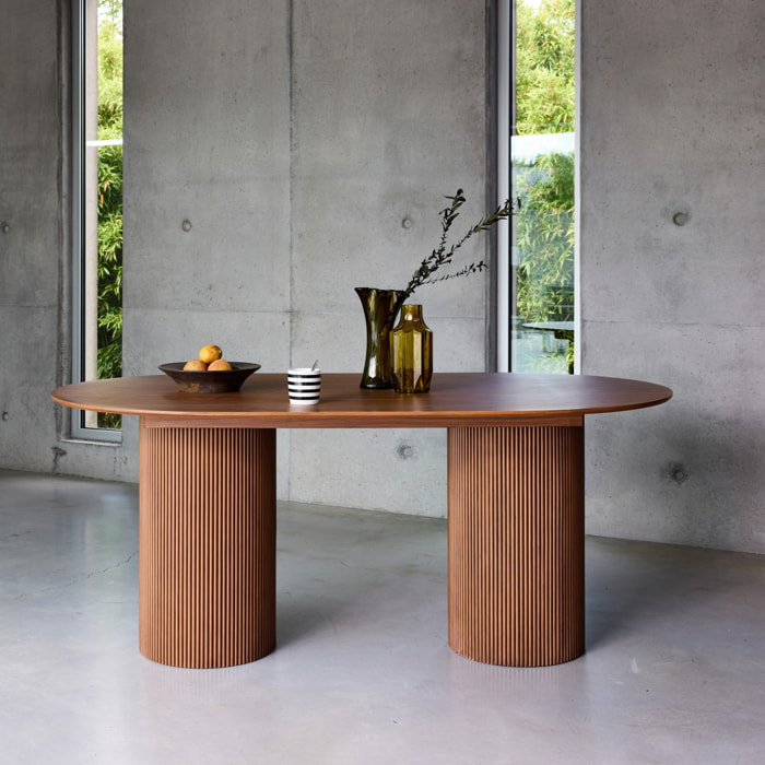Table à manger oblongue effet bois sculpté 4-6 places. couleur noyer. 180cm
