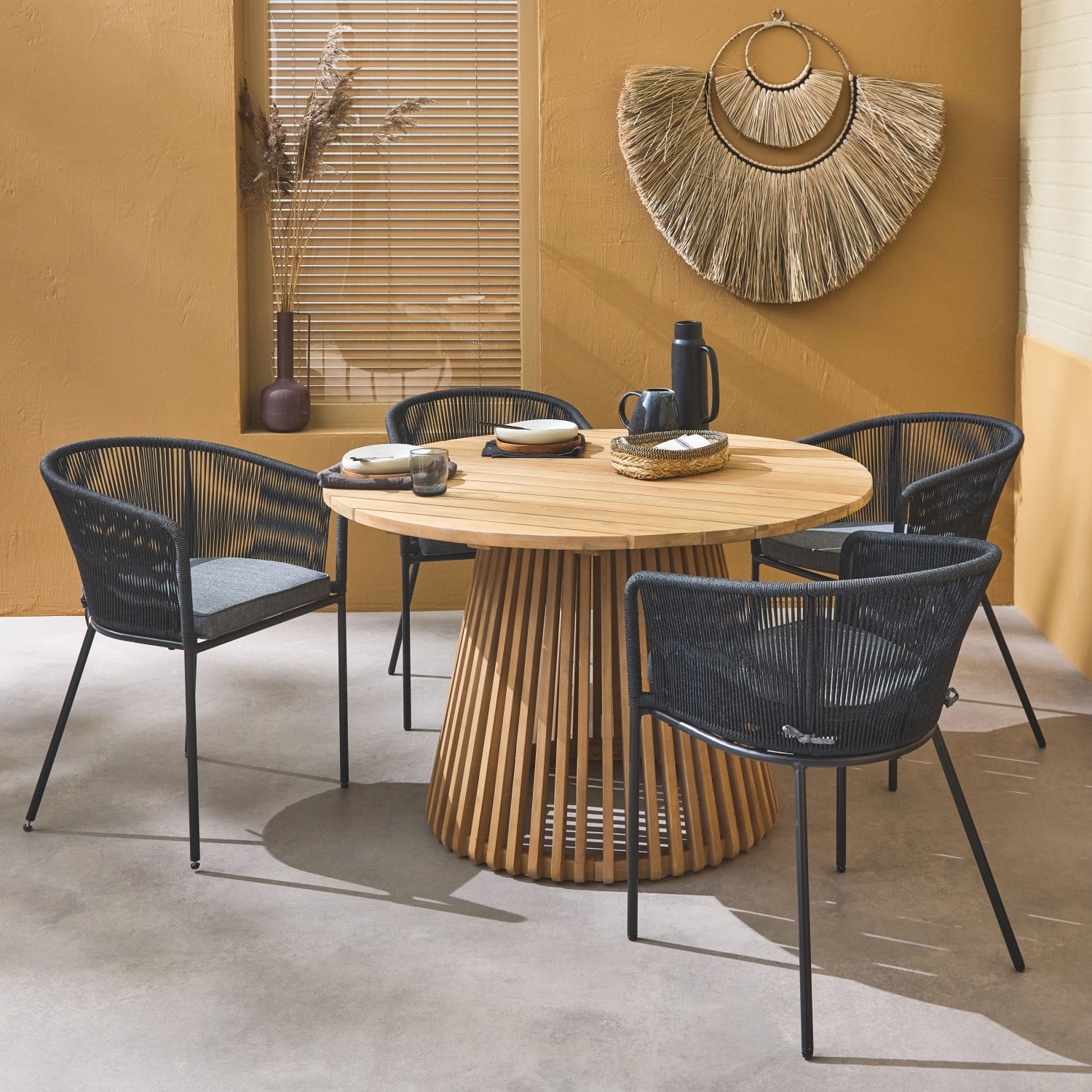 Table intérieur/extérieur bois d'acacia + 4 assises OVIEDO + SANTOS