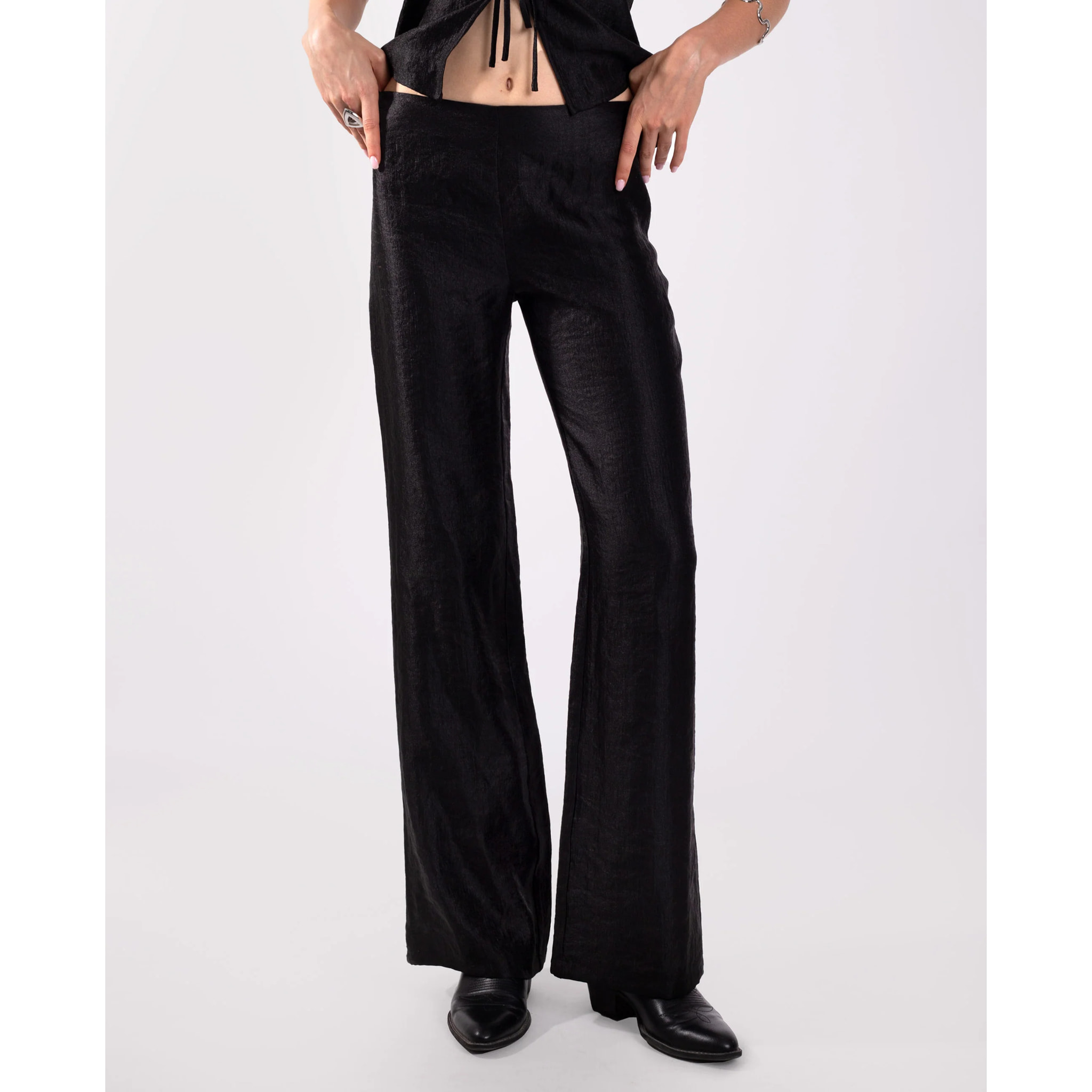 Pantalón recto satinado.