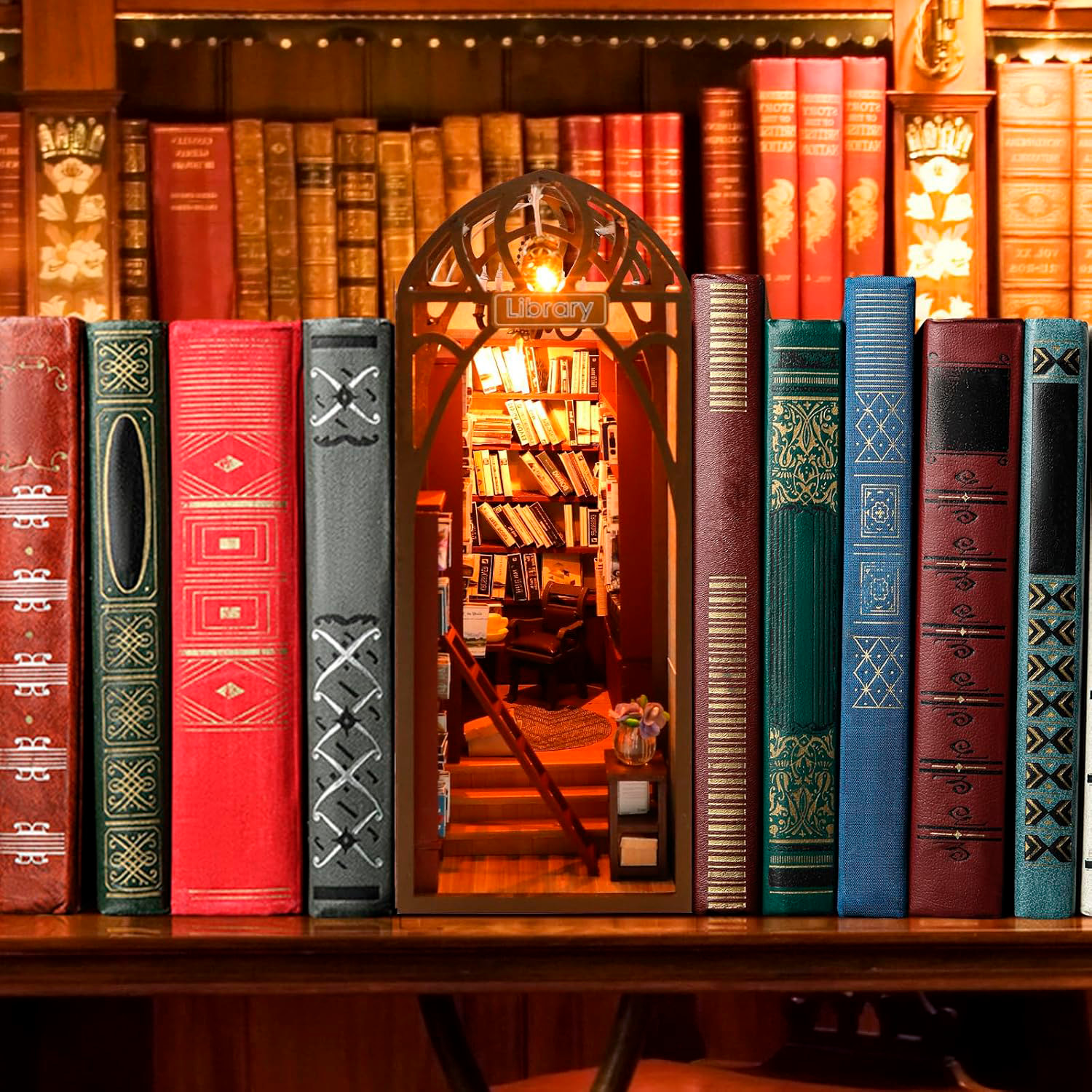 Librería Enciclopedia. Book Nook realista con gran detalle, cubierta y luces led.