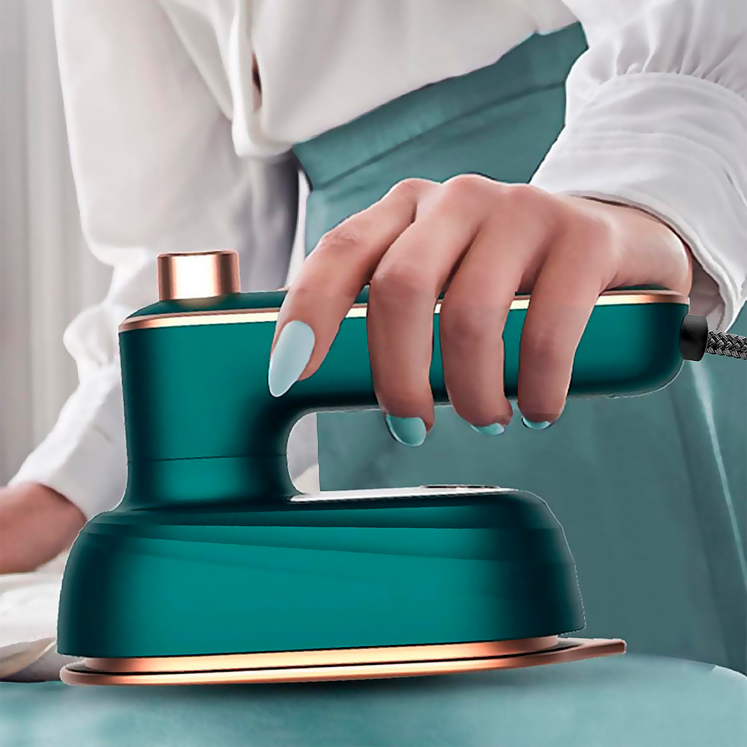 Mini plancha de viaje eléctrica portátil con sistema de vapor, incluye recipiente para llenar el depósito de 50ml.