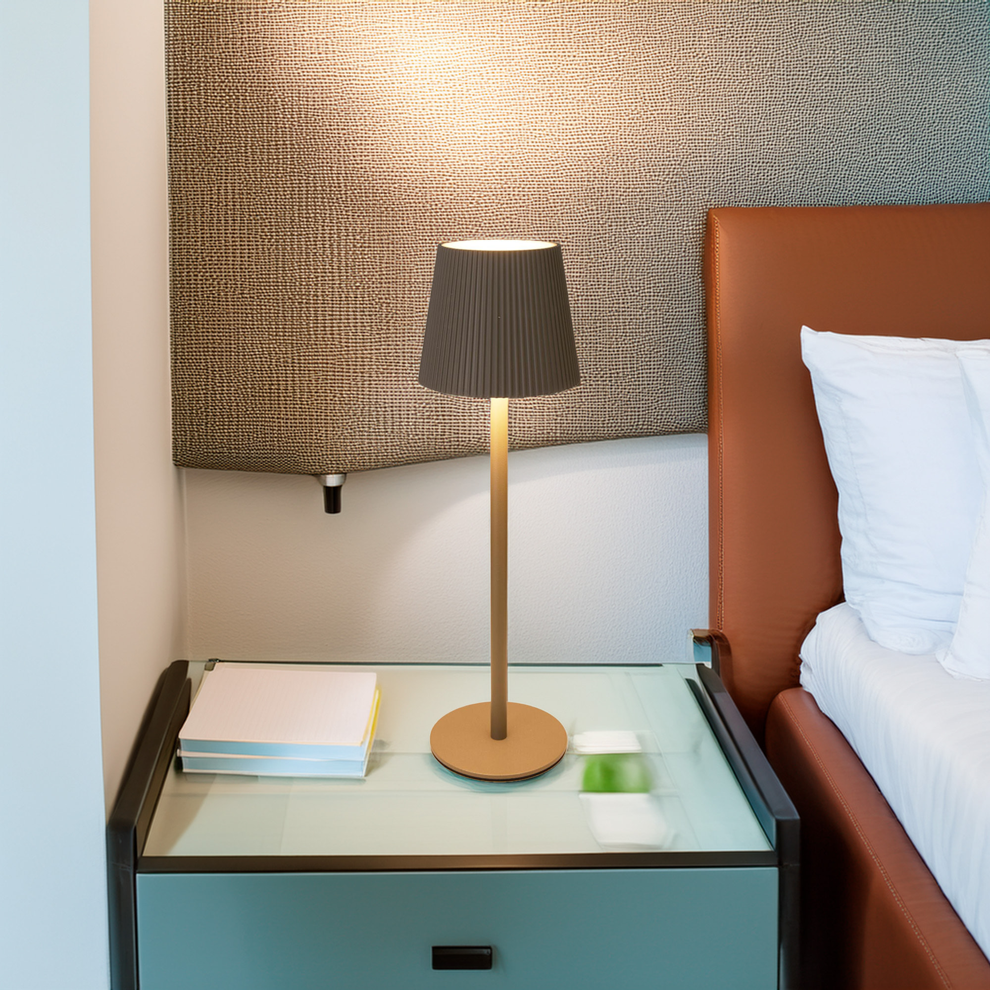 Well Home Lámpara de mesa Taupe LED Recargable con 32 Luces Blancas cálidas y 4 niveles de Brillo Ø10,5x36,2cm