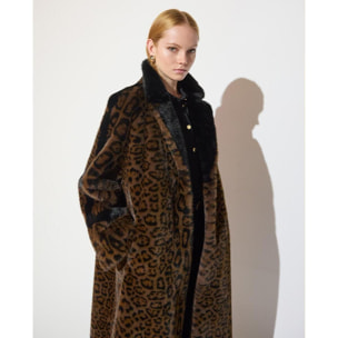 Lungo cappotto di pelliccia con stampa leopardata