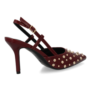 Stiletto de tacón fino con detalles metálicos