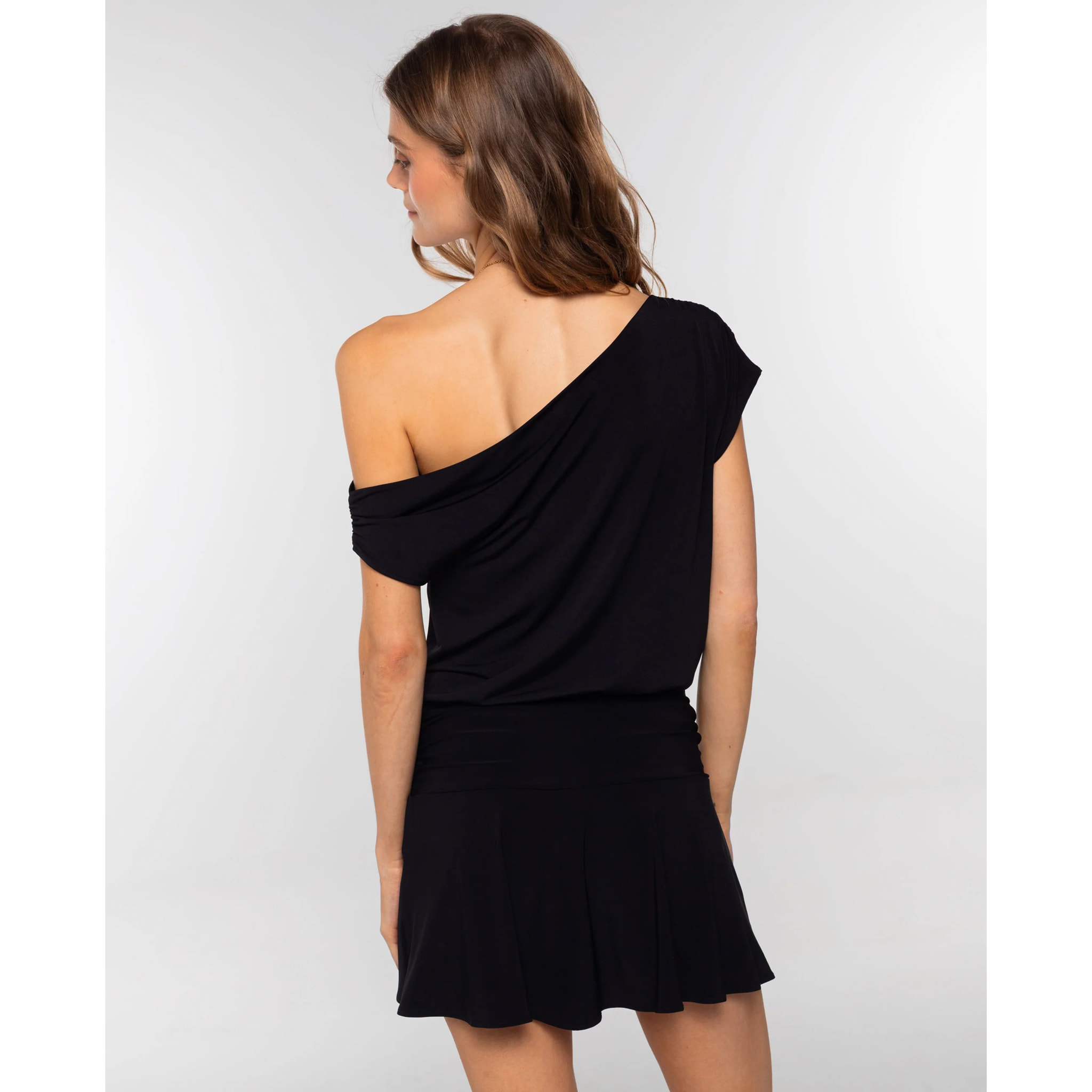 Vestido corto asimétrico con fruncidos en negro.