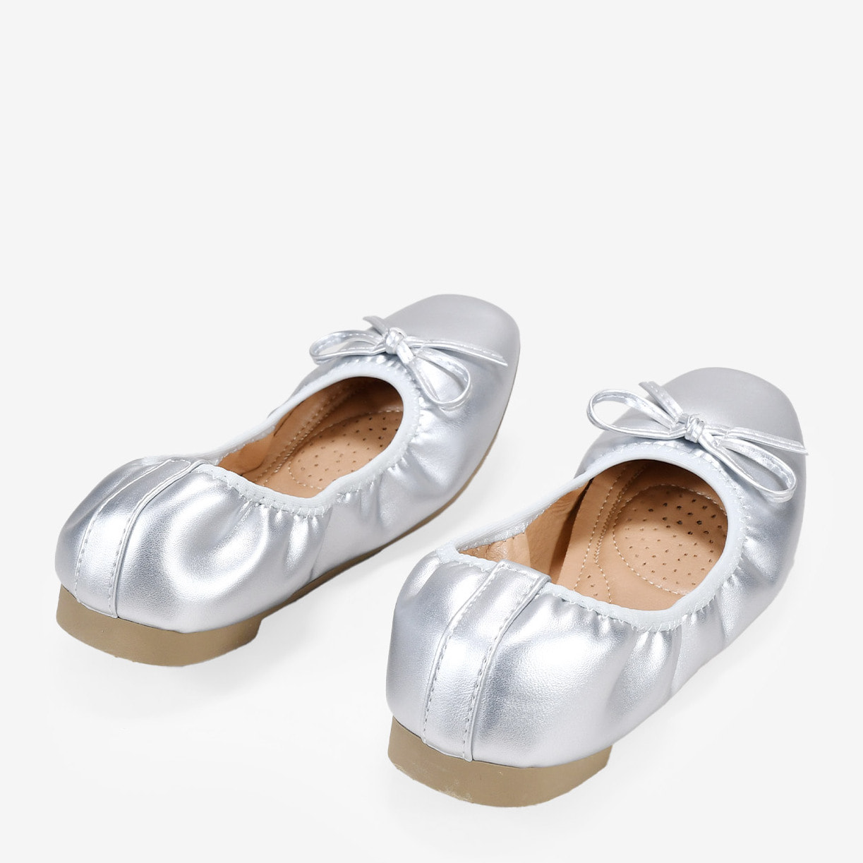 Bailarinas planas plateadas con lazo