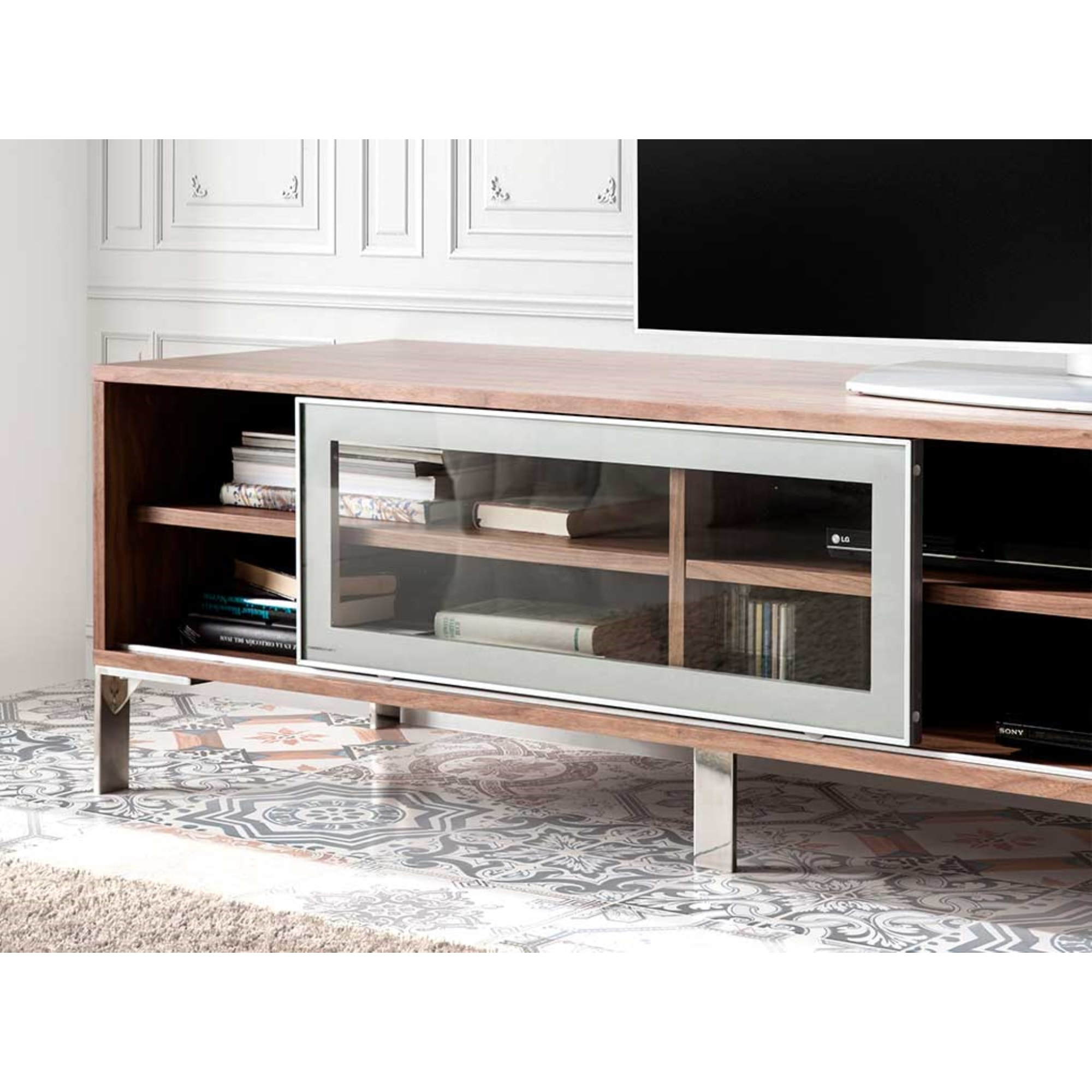Mueble de TV – Nogal y vidrio ahumado
