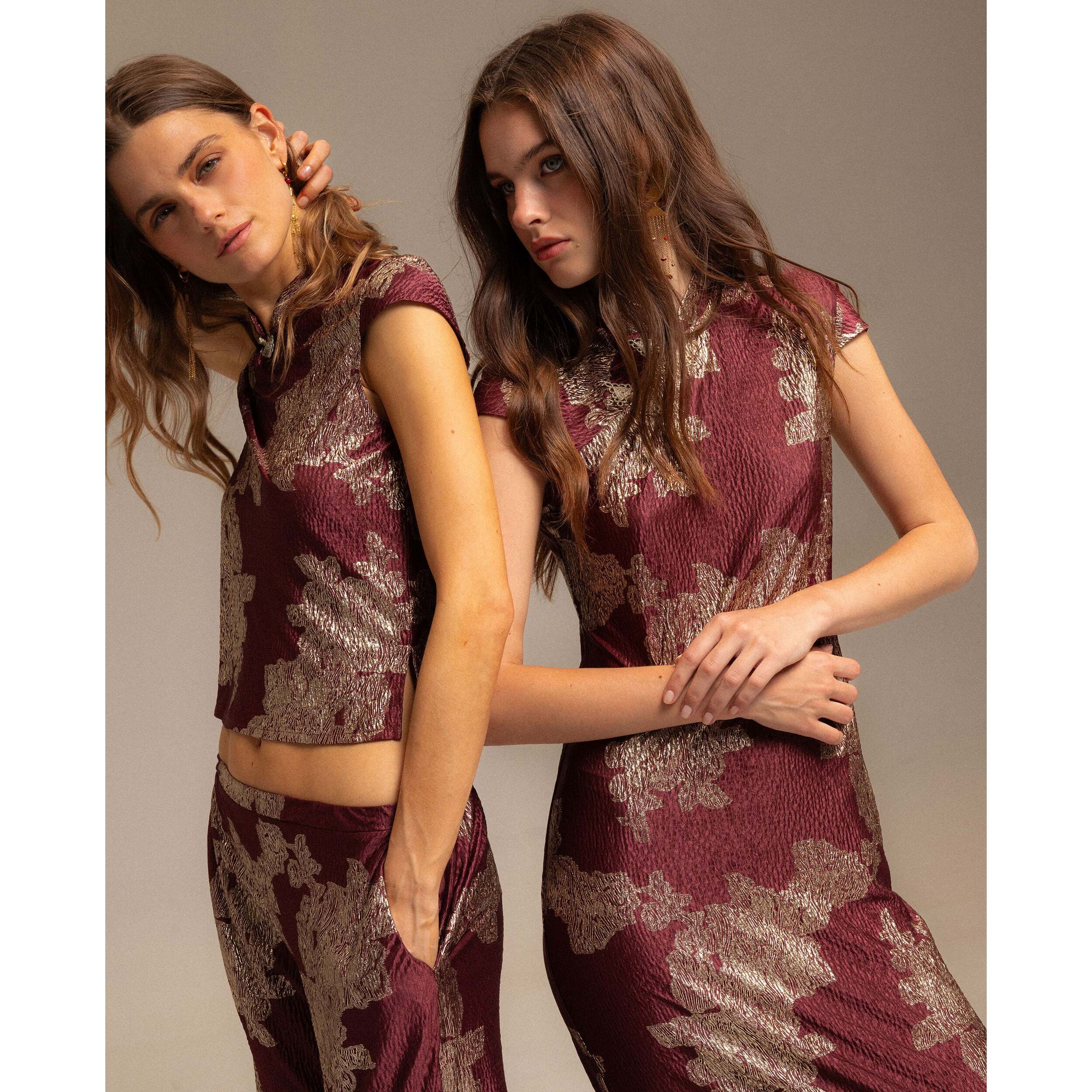 Vestido largo con escote de alamares