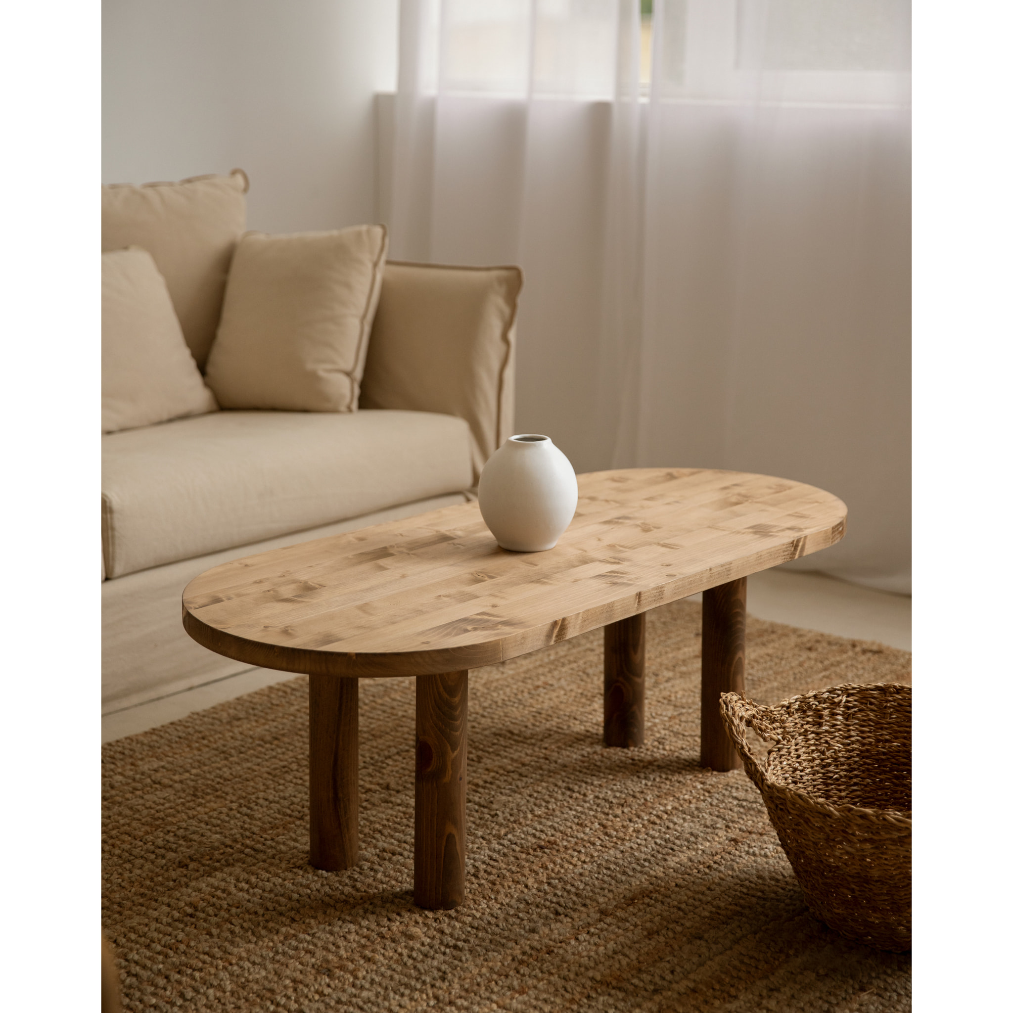 Mesa de centro ovalada de madera maciza en tono roble oscuro de 40x120cm Alto: 40 Largo: 120 Ancho: 50