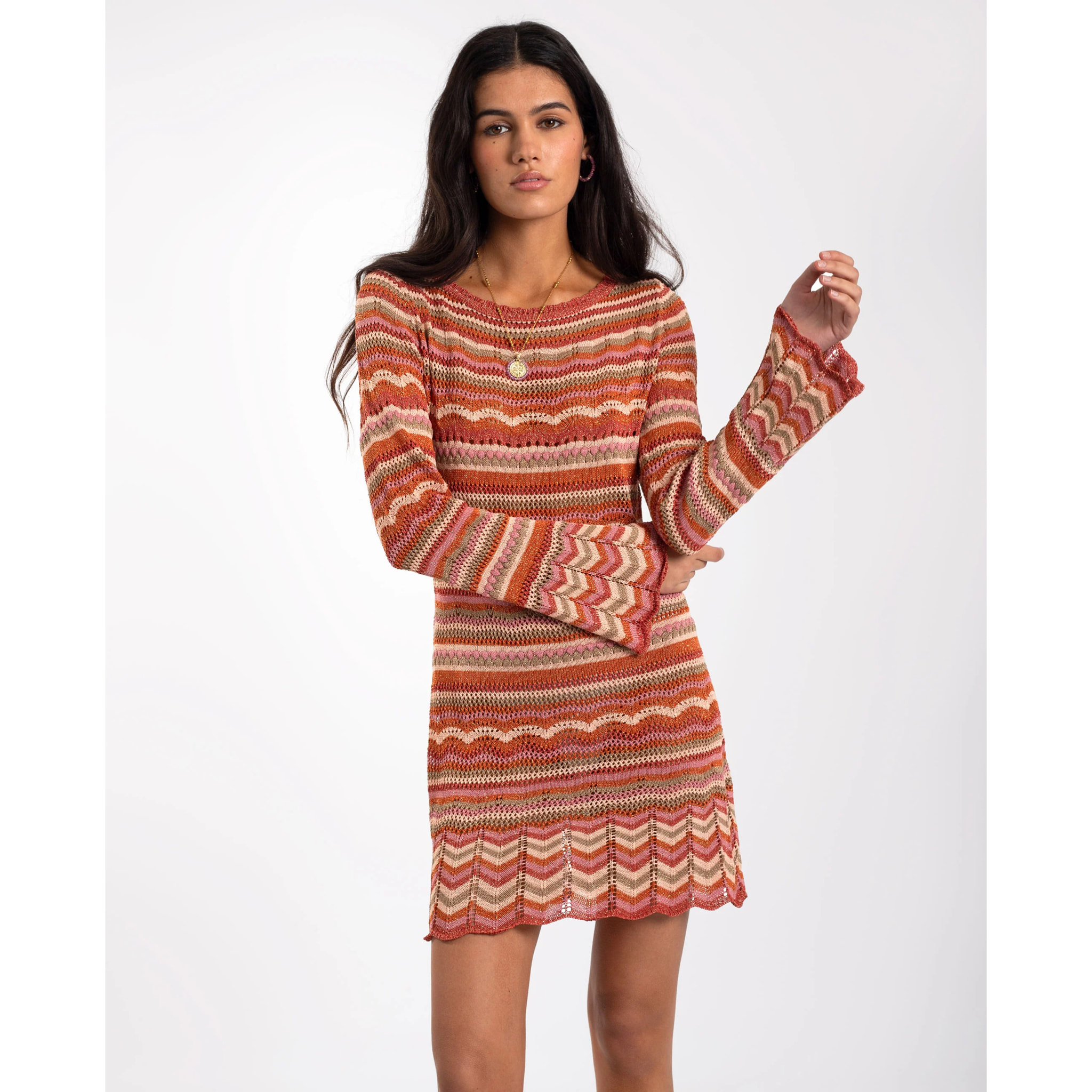 Vestido corto ajustado con mangas acampanadas