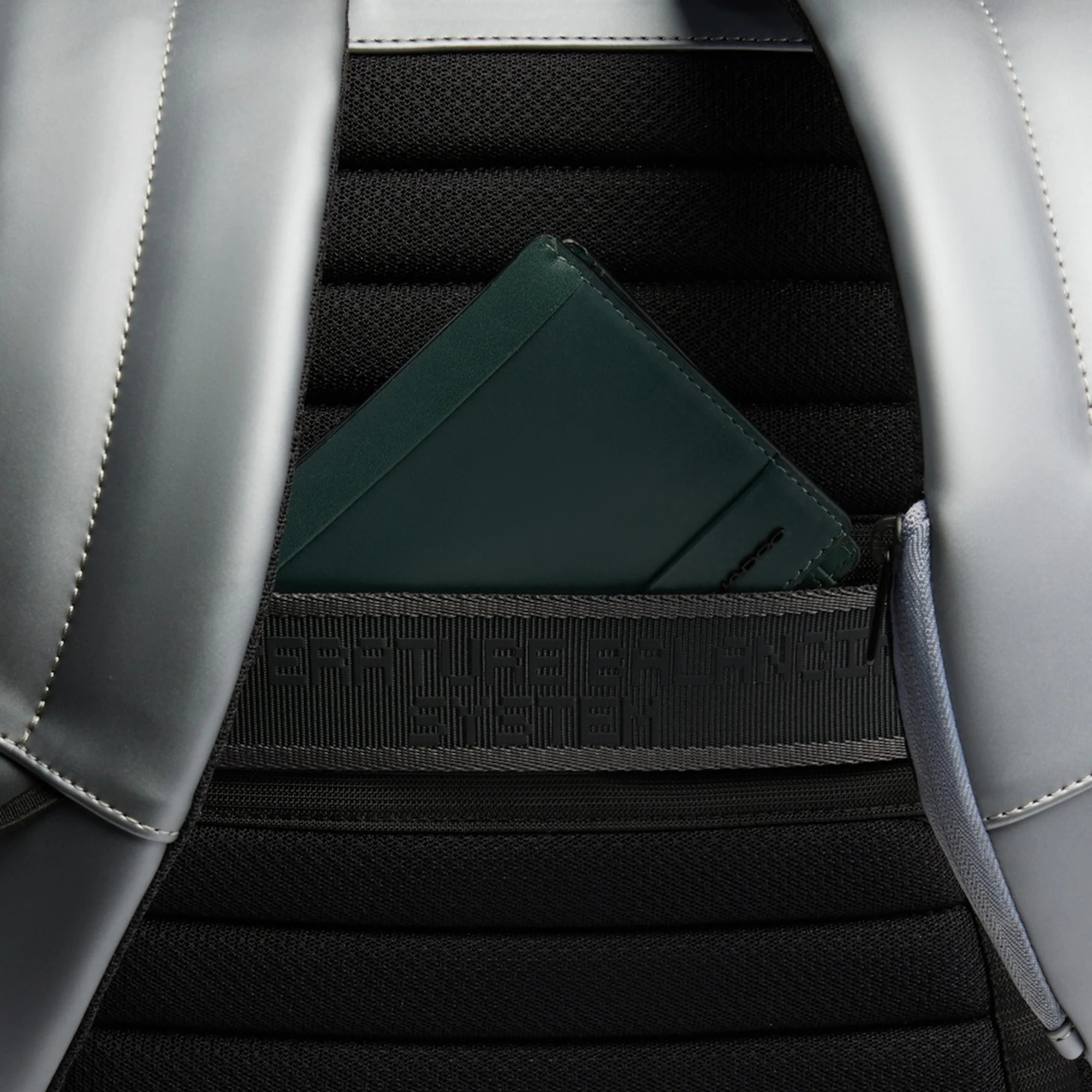 Piquadro Zaino per computer e iPad® con cinghia pettorale, porta bottiglia e RFID