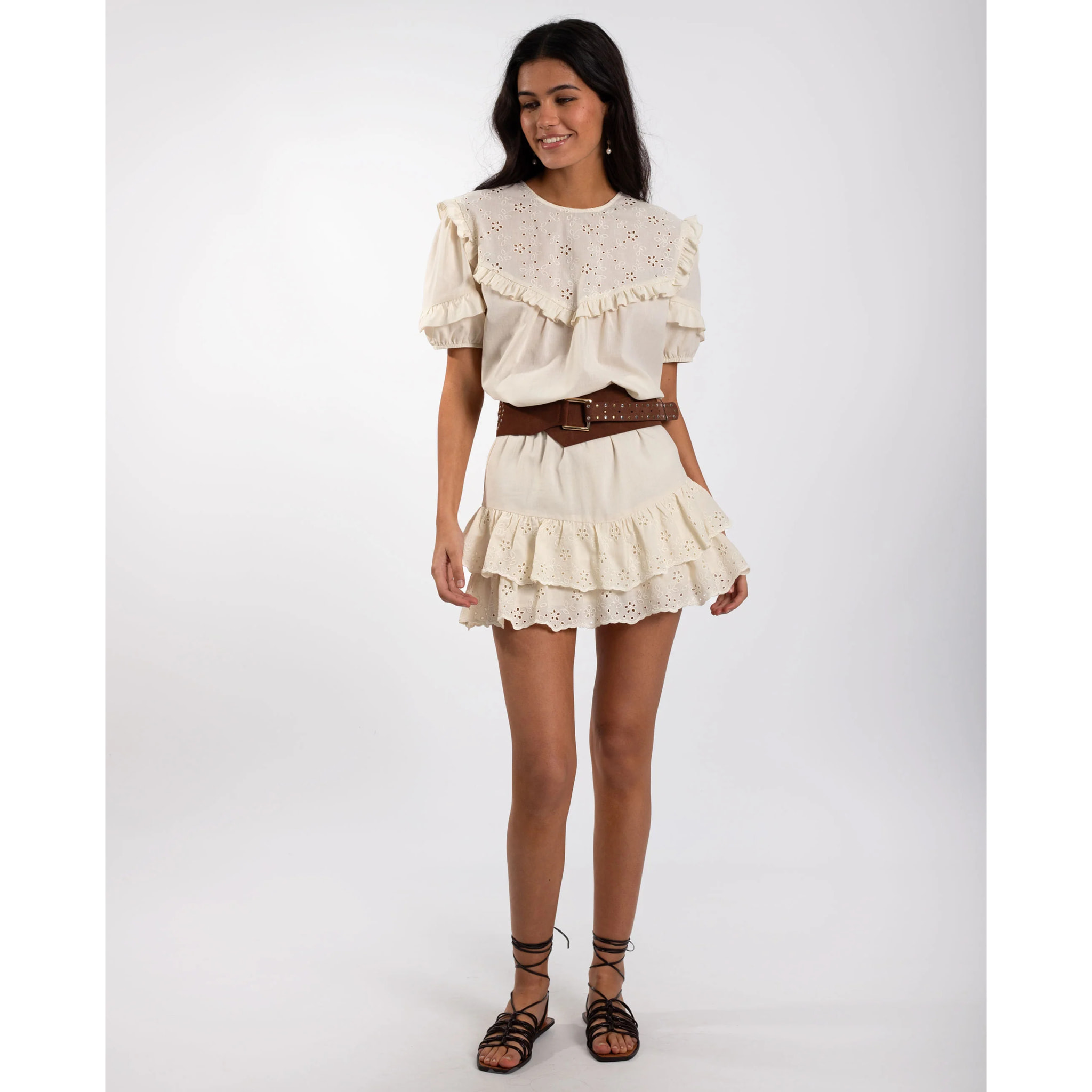 Blusa de mujer con manga corta y volantes