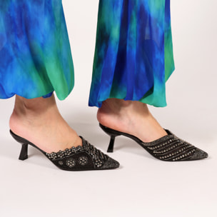 Sandali in simil pelle con tacco a rocchetto e tomaia gioiello