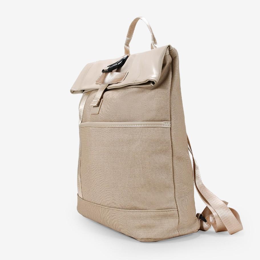 Mochila beige con solapa