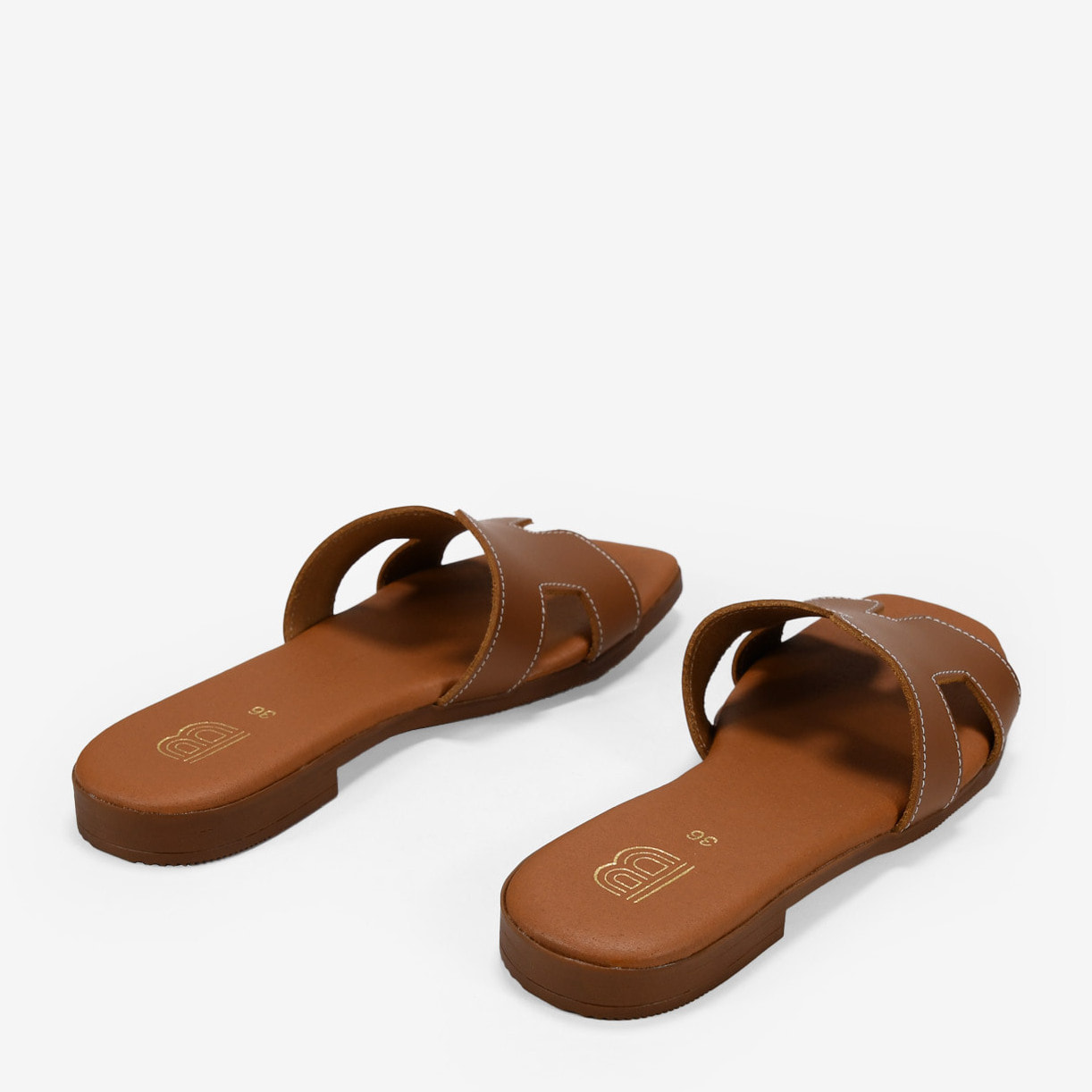 Sandalias planas marrones en piel con plantilla acolchada