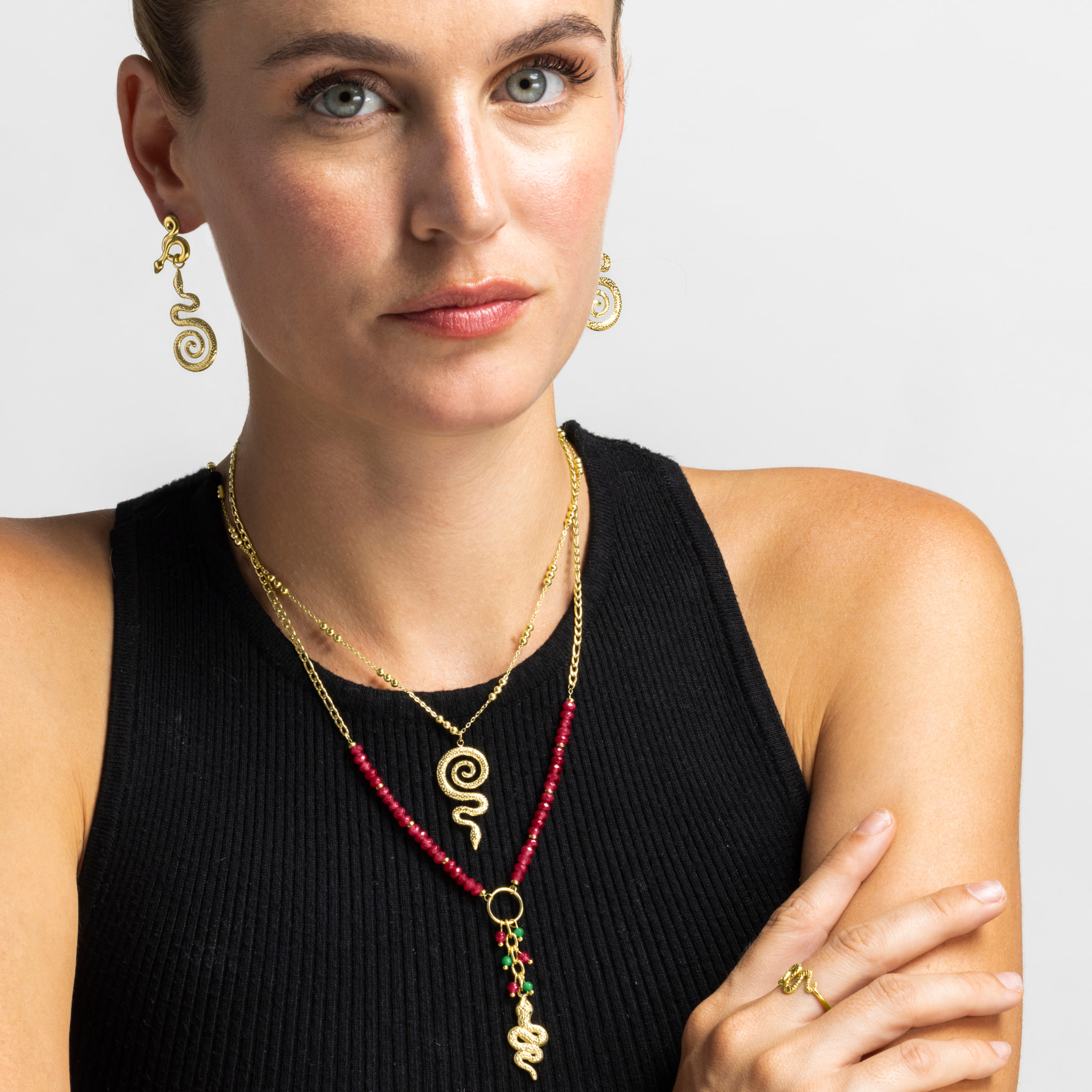 Collar con Cristal Rojo acabado oro 18k