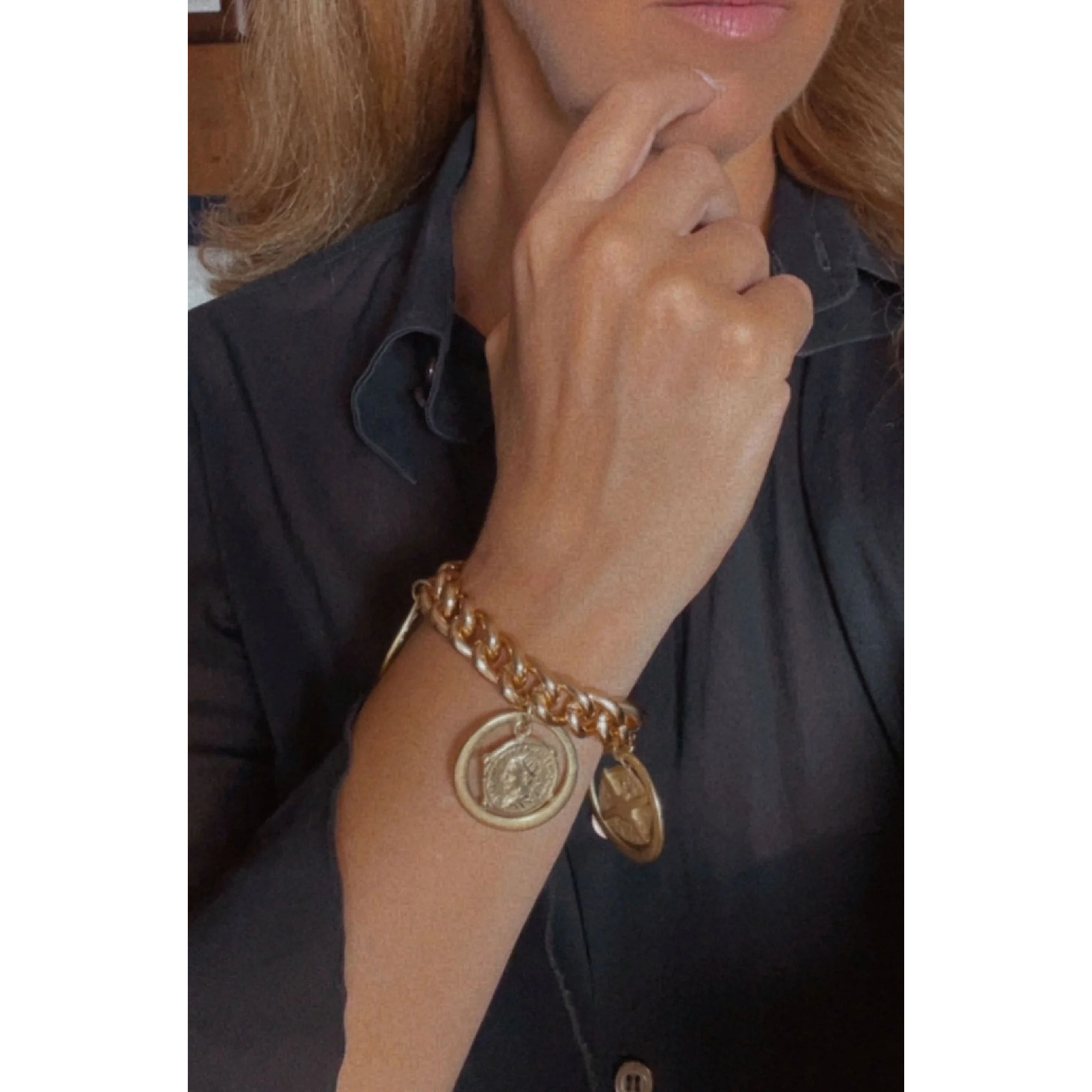 Pulsera Triple Aura con monedas tipo antigua en dorado. Aluminio ymetal