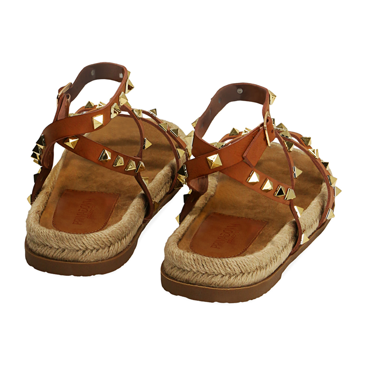 Sandalias con tachuelas color coñac y suela de rafia