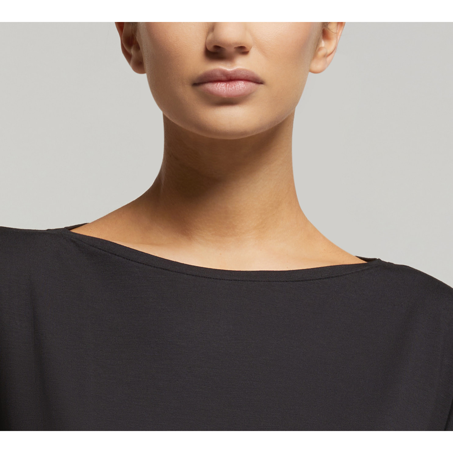 Maglia manica corta scollo barchetta in viscosa sostenibile vestibilità over