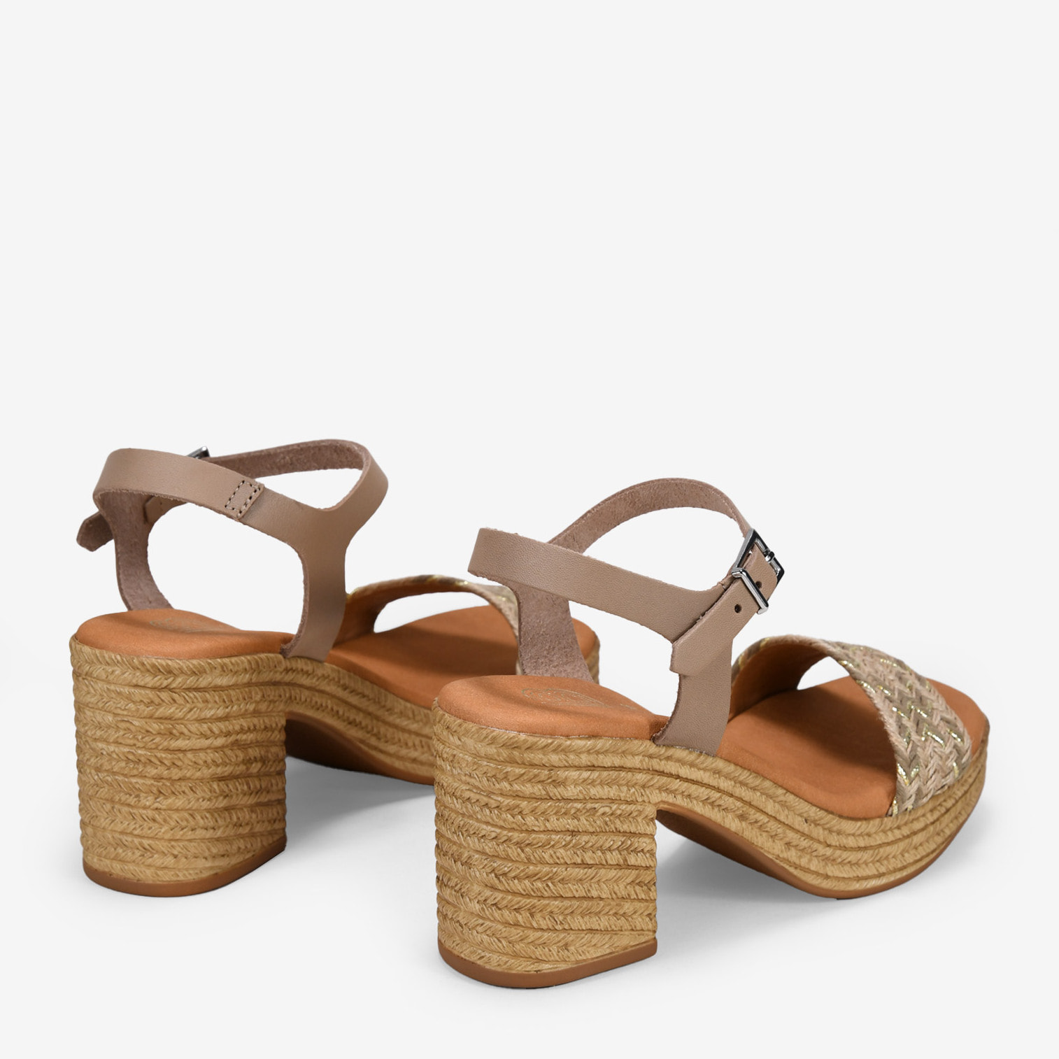 Sandalias de tacón taupe en piel con rafia