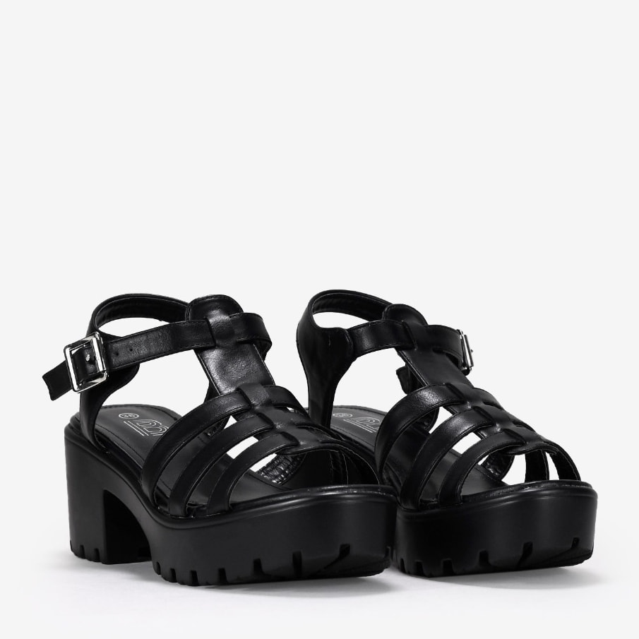 Sandalias cangrejeras negras con tacón y suela dentada