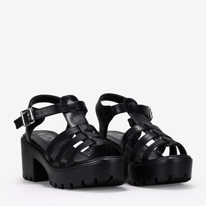 Sandalias cangrejeras negras con tacón y suela dentada