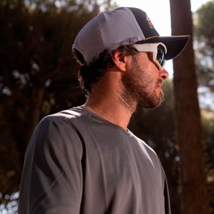 Gafas de deportes acuáticos OCEAN CHAMELEON - Blanco mate / Revo gris con plaquetas puntas y espuma naranjas y correa blanca