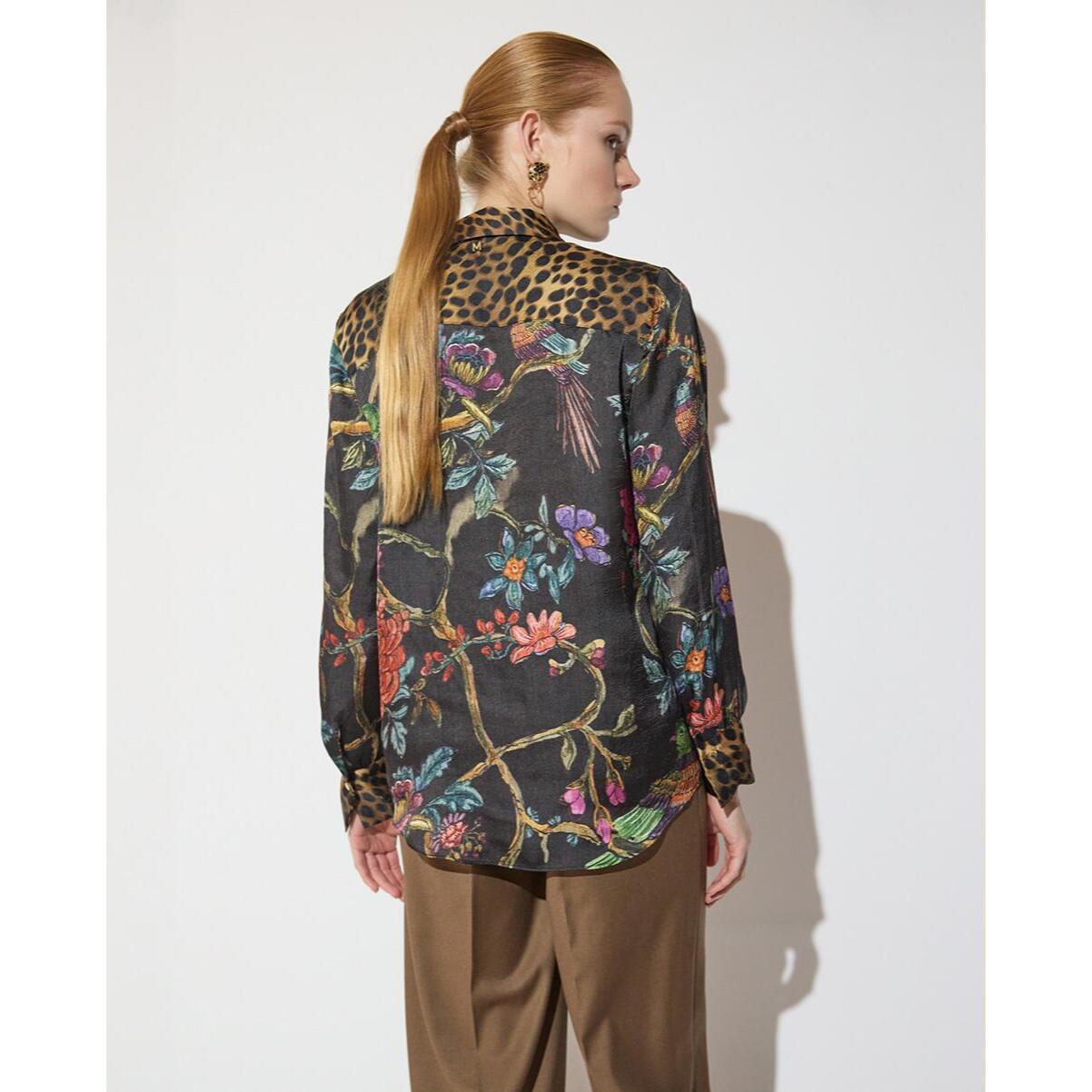 Camicia classica con una combinazione di stampe animalier e motivi floreali.