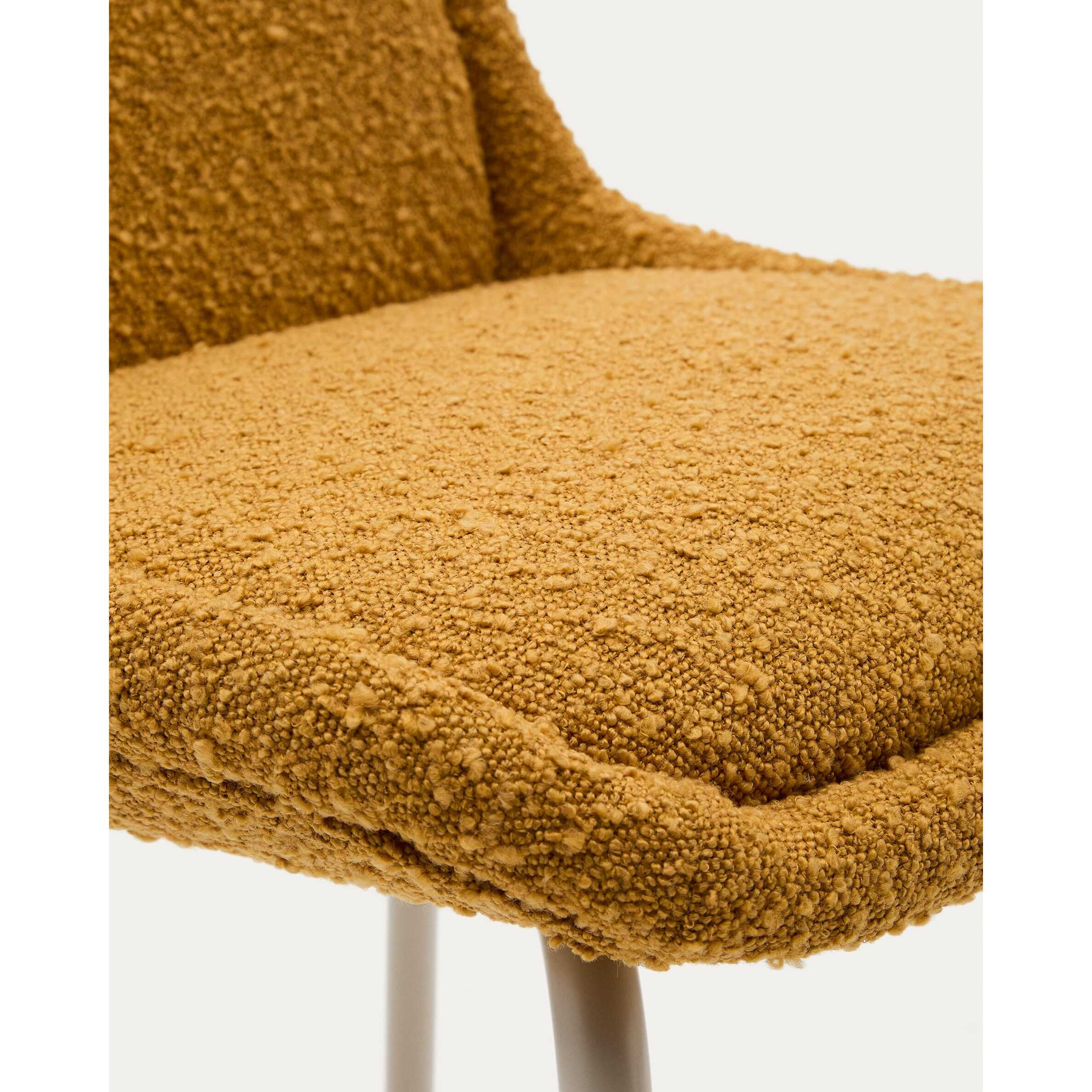 Kave Home - Sgabello Aimin in shearling mostarda e gambe in acciaio con finitura verniciata beige 65 c