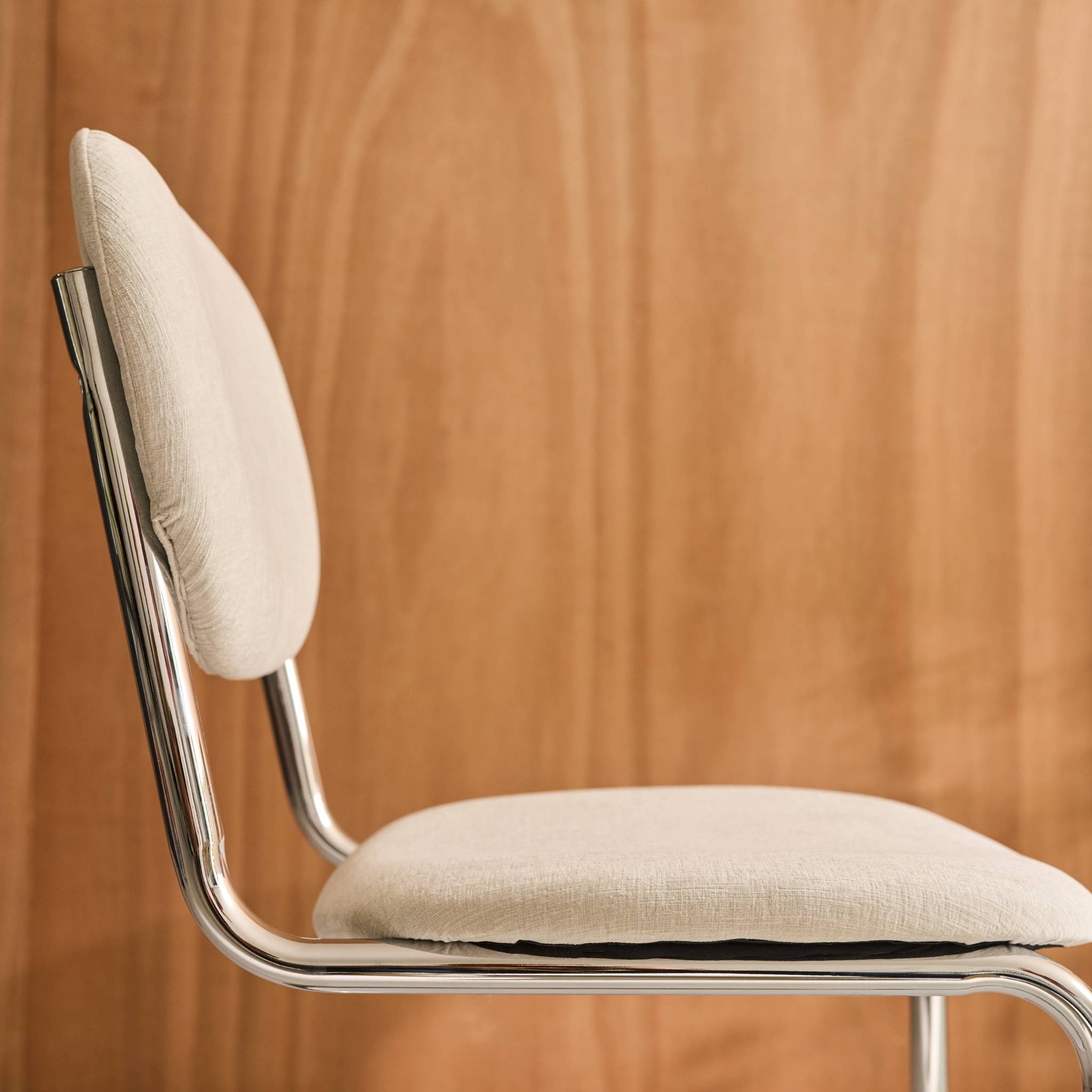 Lot de 2 chaises cantilever arrondie métal. tissu chenille beige et pieds chromés - L 47 x P 54.5 x H 81cm - Maloa