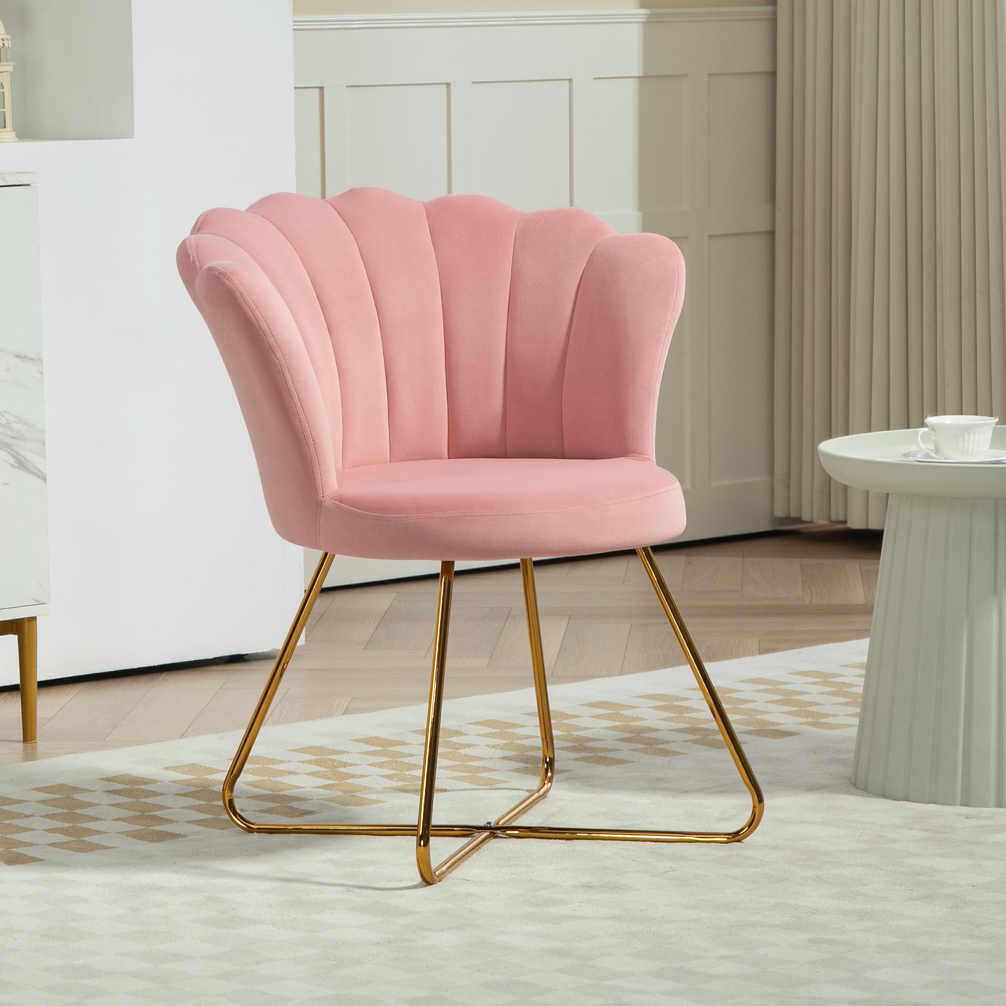 Fauteuil design coquillage piètement acier doré velours rose poudré