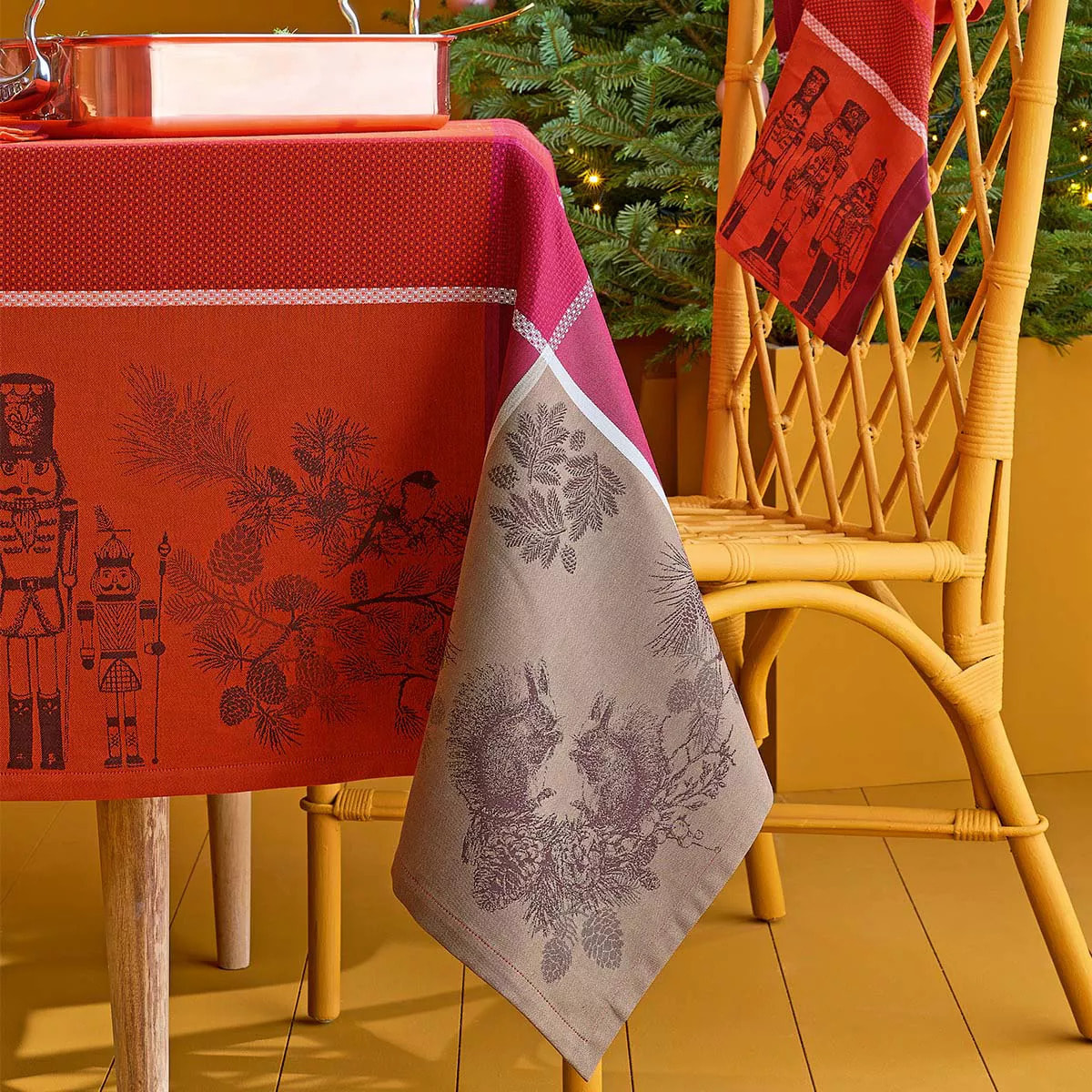 Nappe anti tache pur coton motif jacquard Casse noisettes rouge festif