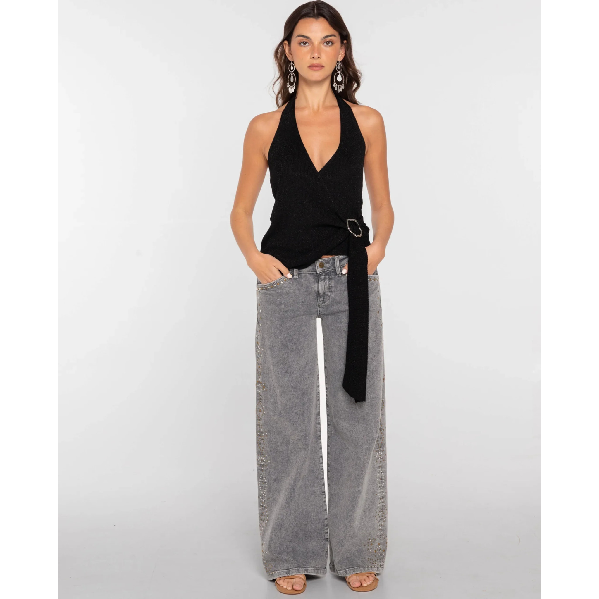 Top de mujer asimétrico con broche metálico