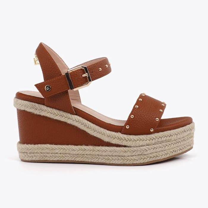 Scarpa con zeppa con suola effetto rafia e dettagli metallici