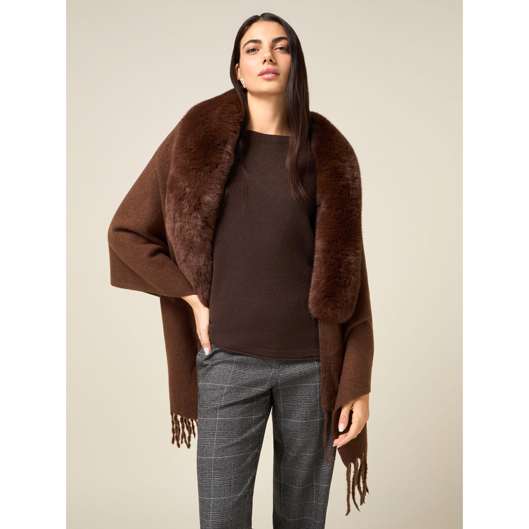 Oltre - Poncho con frange e bordo peluche - Marrone