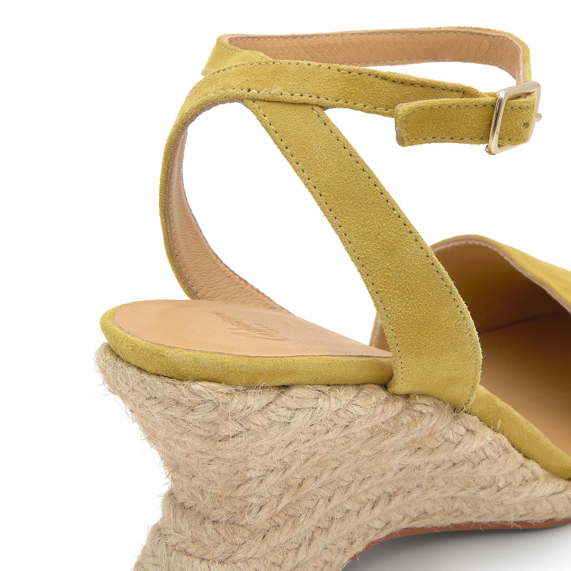 Alpargata de cuña Judi en ante con punta afilada y cierre de pulsera