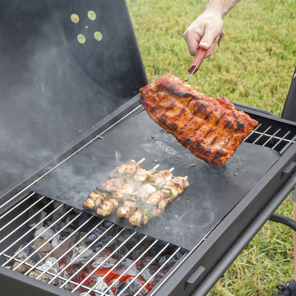 Pack 2 Tappetini per Forno o Barbecue e Barbecue Pieghevole Portatile a Carbone InnovaGoods