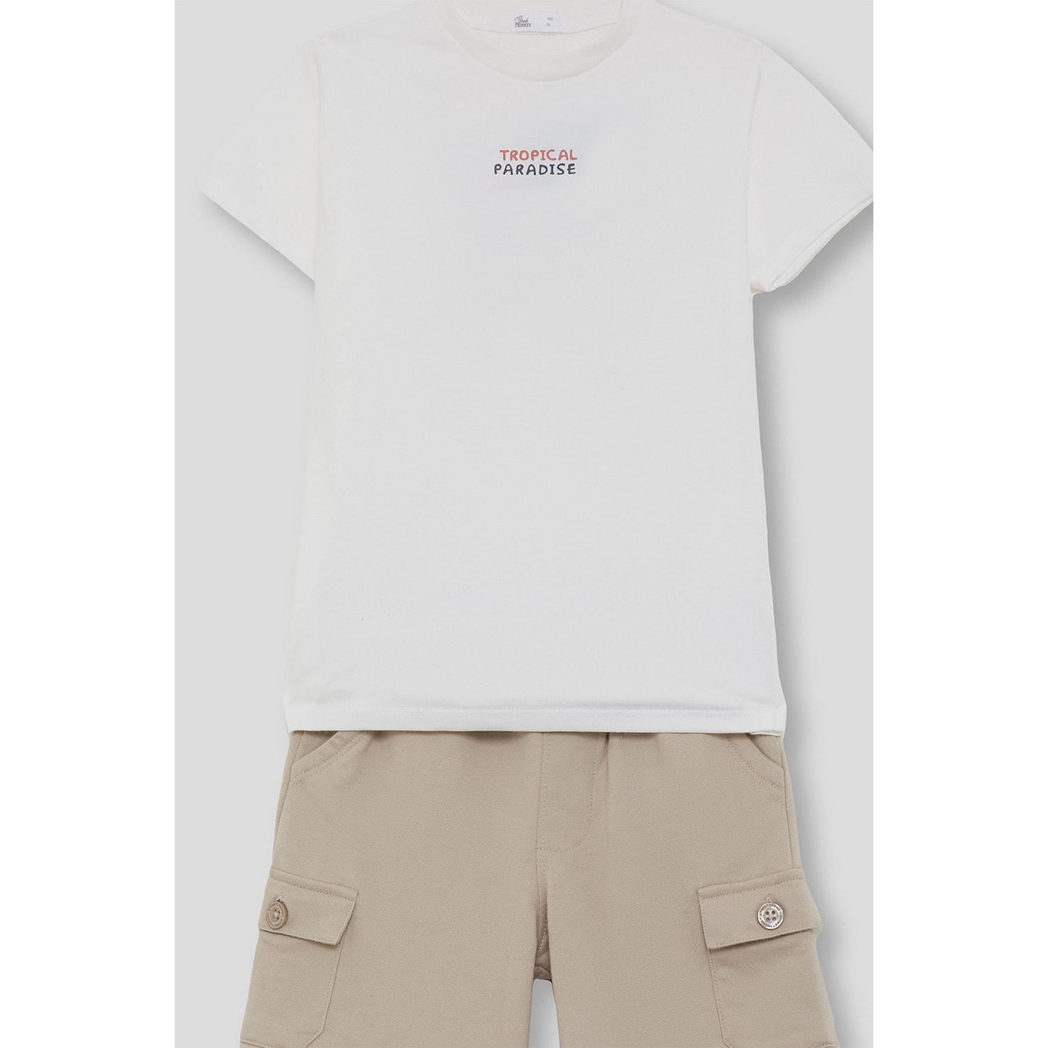 Conjunto de camiseta con estampado "Tropical Paradise" y bermuda cargo con bolsillos laterales con solapa | Color: Tostado | Street Monkey