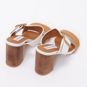 Sandali in simil pelle con tacco alto in sughero e fascia con fibbia