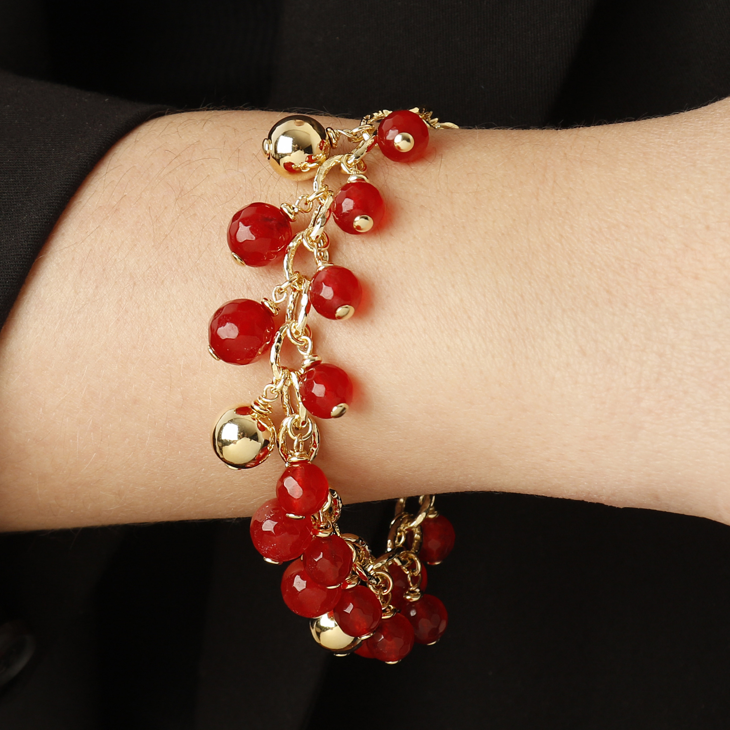 Bracciale Catena Rolo Martellata in Argento 925 placcato Oro Giallo 18kt con Ciondoli in Quarzite Rossa Sfaccettata