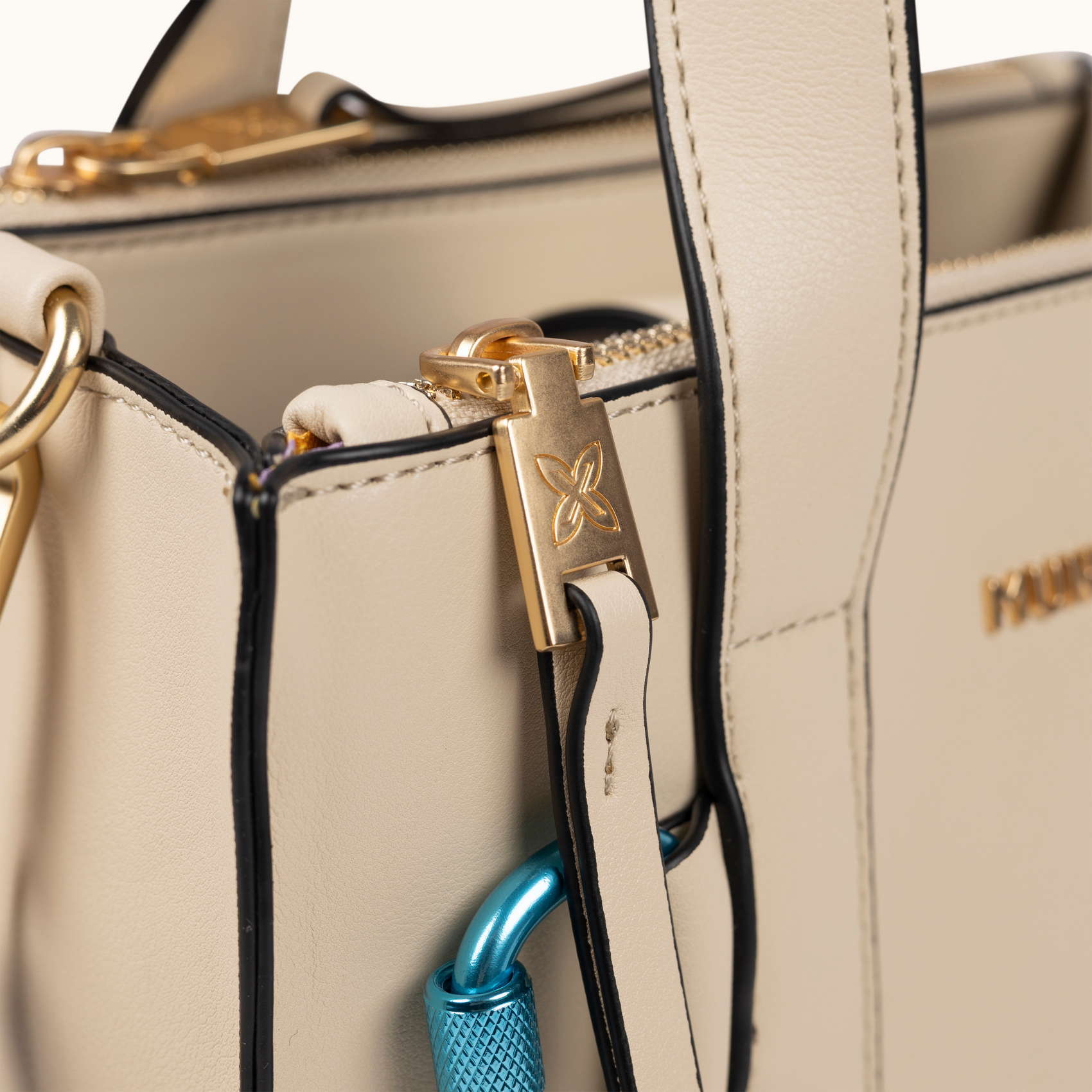 Bolso Crossbody Tote Crema con Charms y Bandolera Logotipada CHARMS CROSSBODY TOTE CREAM