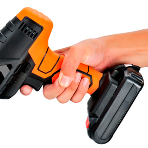 Sierra de sable eléctrica inalámbrica con 3000 rpm y batería de 21V. Con 6 hojas de distintos tamaños para diferentes cortes.