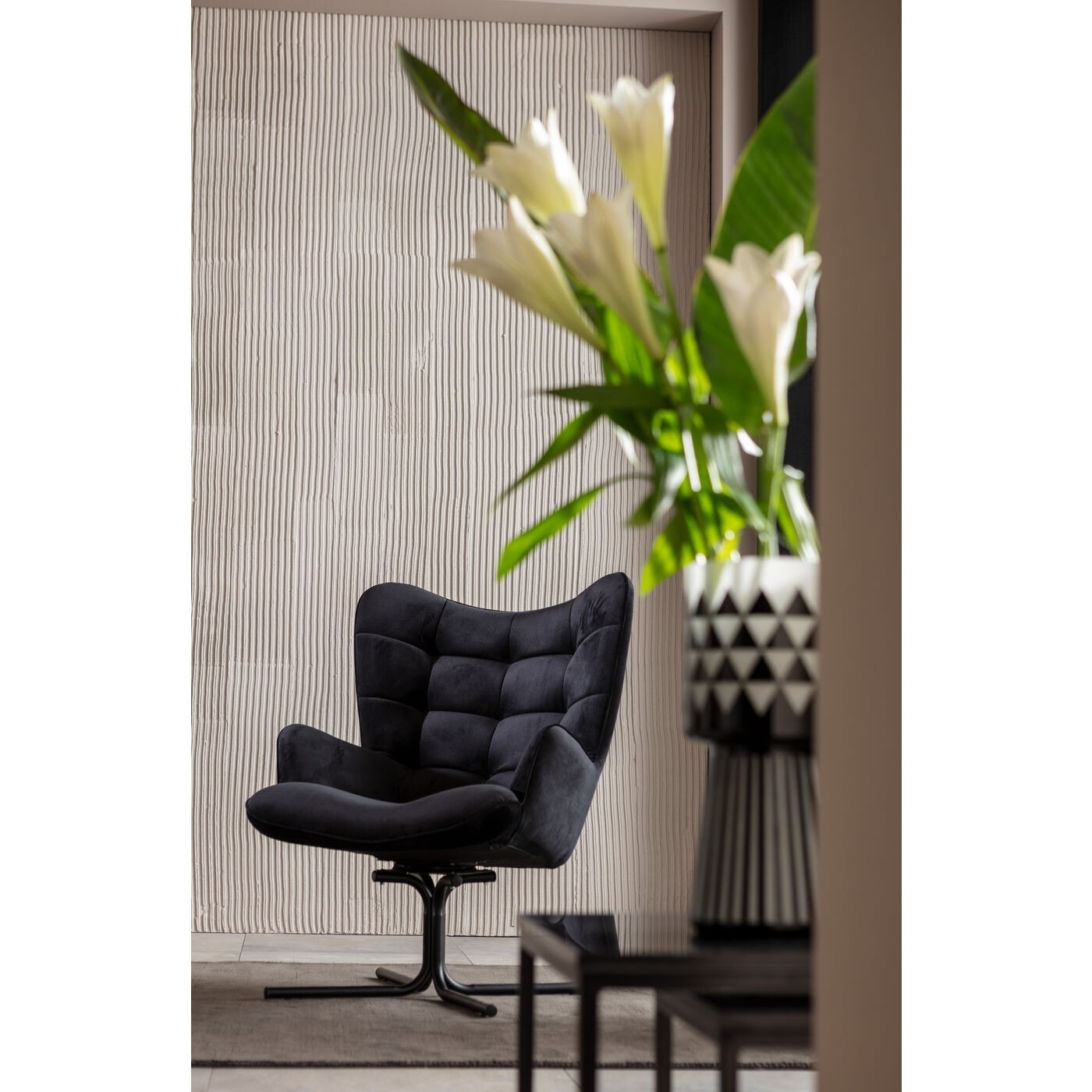 Fauteuil pivotant Oscar velours noir Kare Design