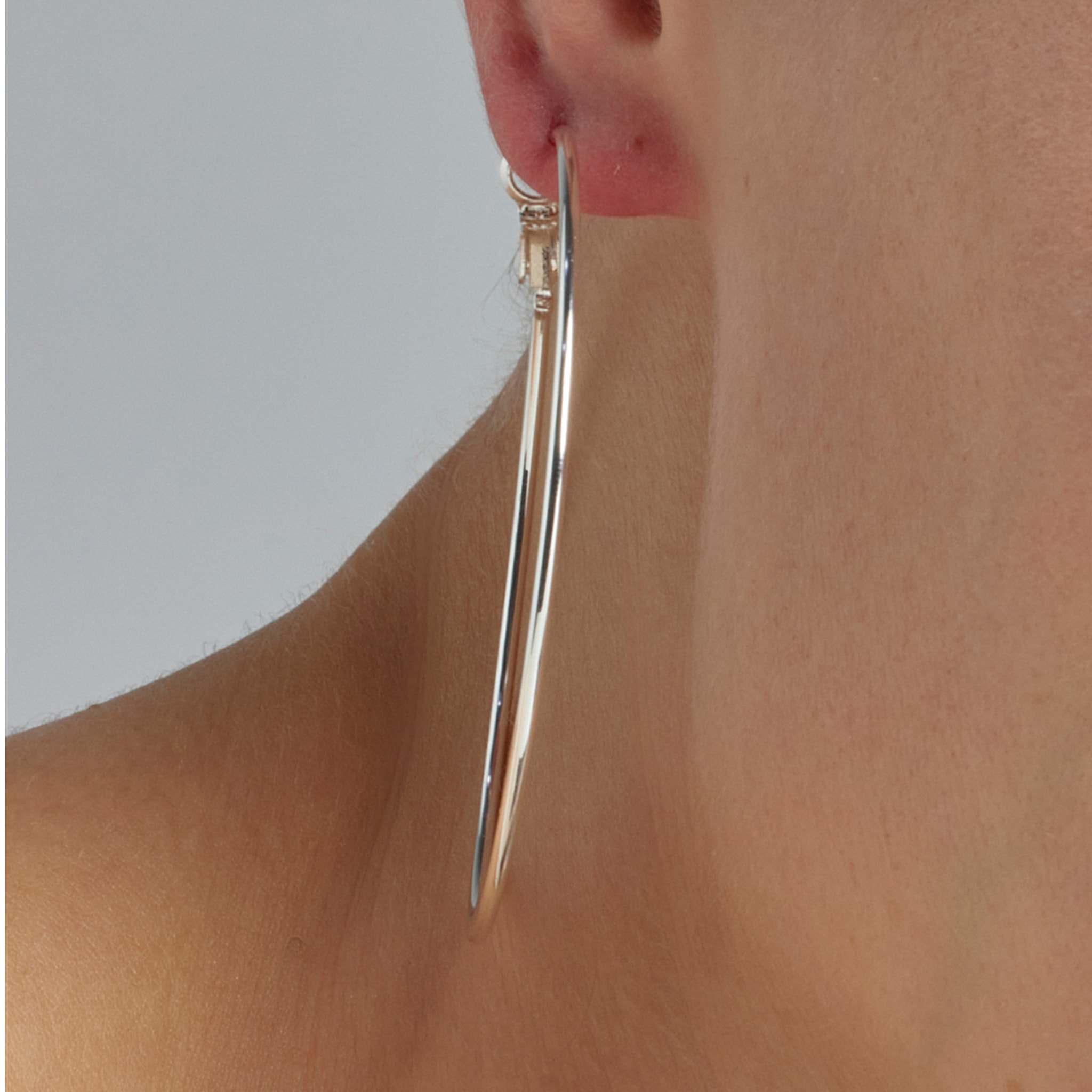 Pendientes de 60mm de diámetro acabados en rodio