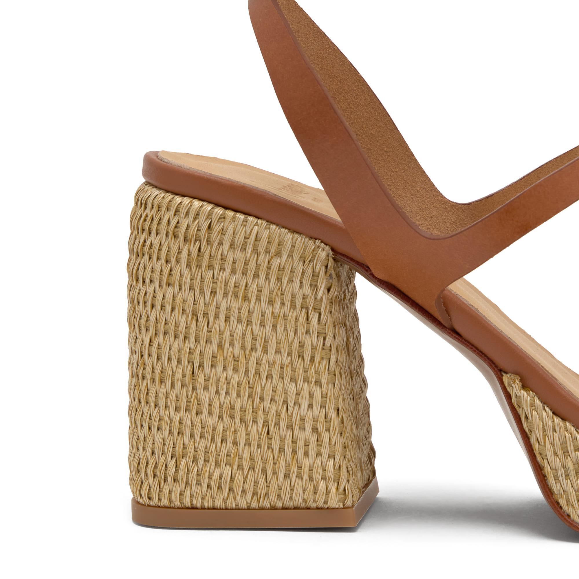 Sandalia de tacón Victoria en napa y rafia con cierre de pulsera