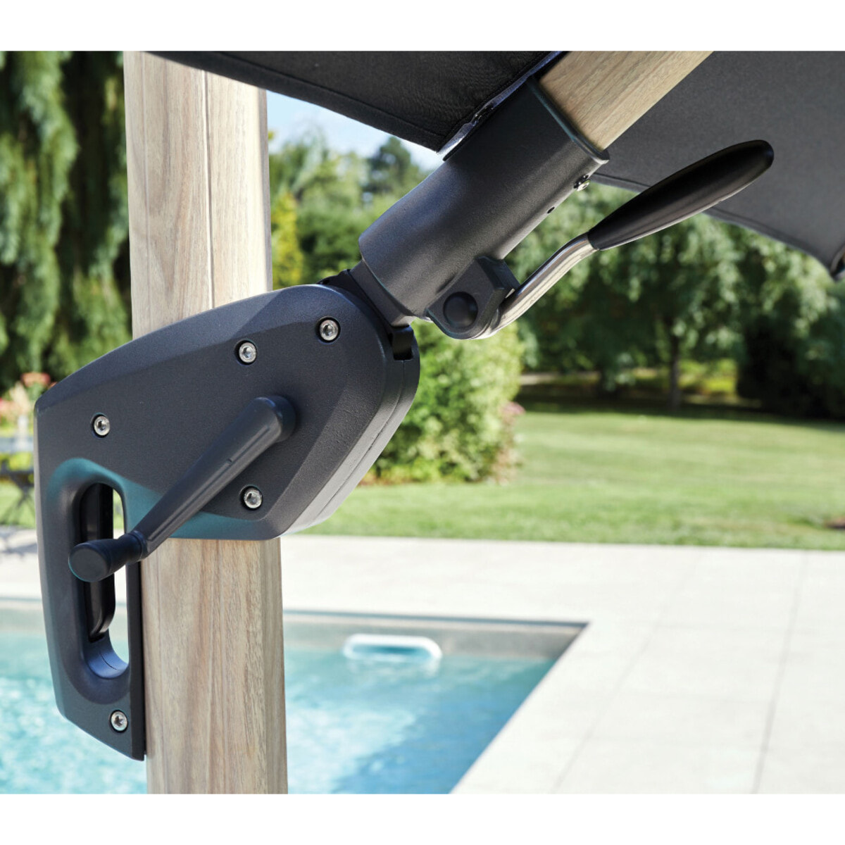 Parasol déporté 3x3m double inclinaison - effet bois - gris anthracite - EMERAUDE