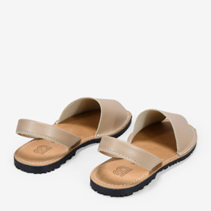 Abarcas planas en piel beige